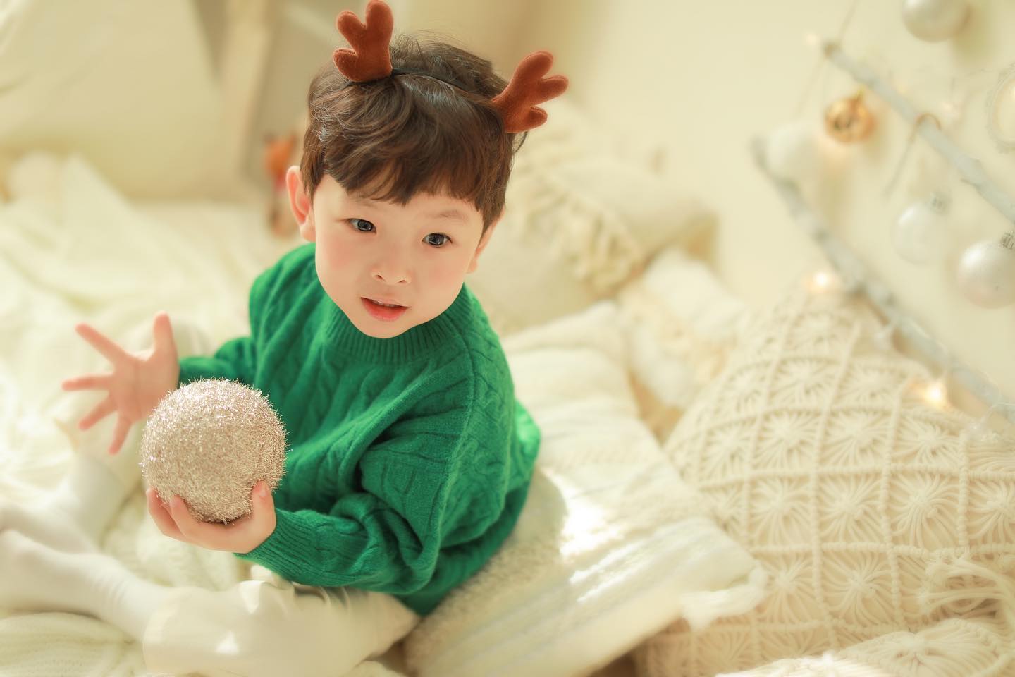 오랜만에 나타난 엄기린 부캐 모델엄우민🫶🏻

집에서는 그렇게 사진찍어보려고 하면
갖은 노력을 다해보고 만장중에 한 장 건질까말까 서로 스트레스 받는데•• 오랜만에 찾은 촬영장에서는 메이크업도 잘받고 촬영에 재미를 가지던 엄우민🤍

똥꼬발랄한 엄우민의 모습도 멋진 결과물로 만들어내는 베테랑 가득한 꿈사랑스튜디오. 절대 지치지않아 삼촌 이모는,,,!!!!!!!