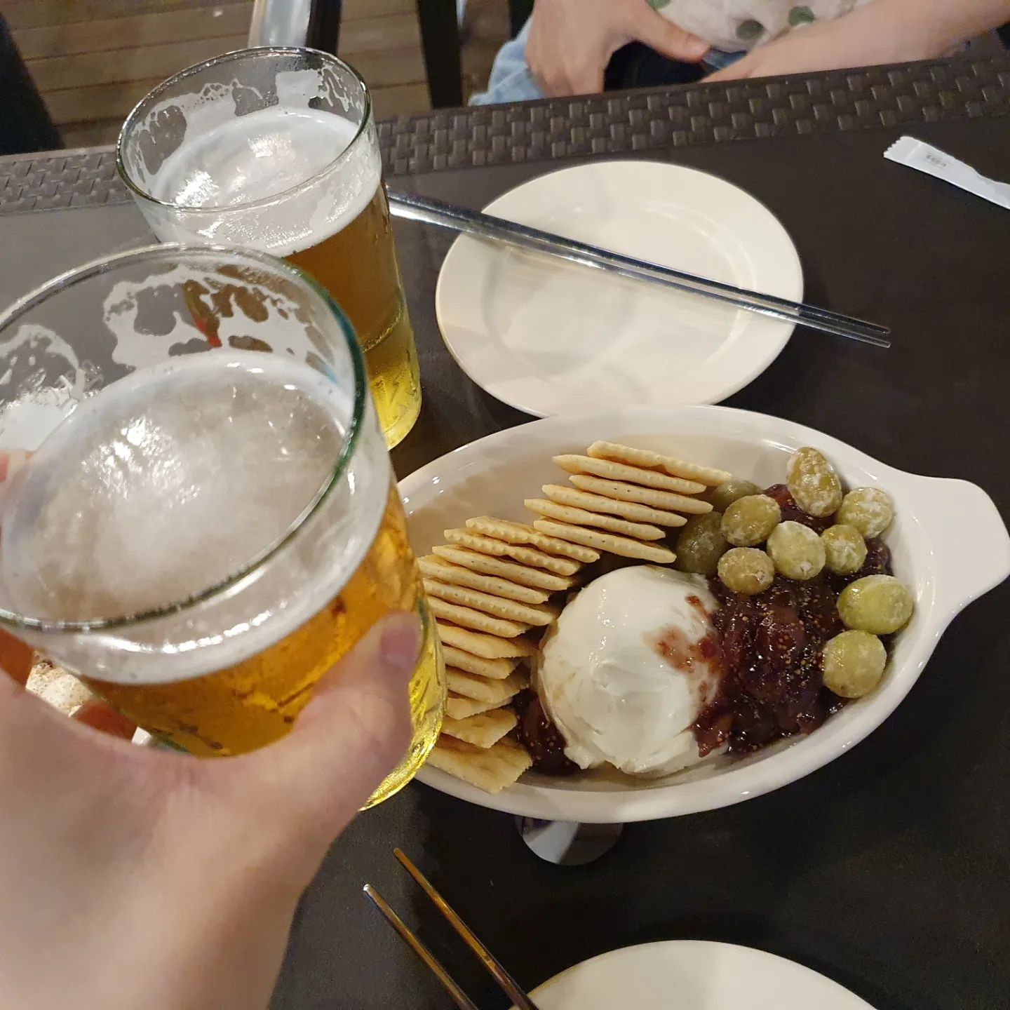 #올라잇#우리동네멋집#즐거운시간

맛있는거 먹고 즐겁게 대화하고
기분풀기..
좋은분들이 있다는건 참 행복이고 감사한 일이다.
나도 더 좋은사람이 되야겠다~^^

고맙습니다.

사진이 많이 흔들려서 ㅋㅋ3장이 제 낫네~^^
