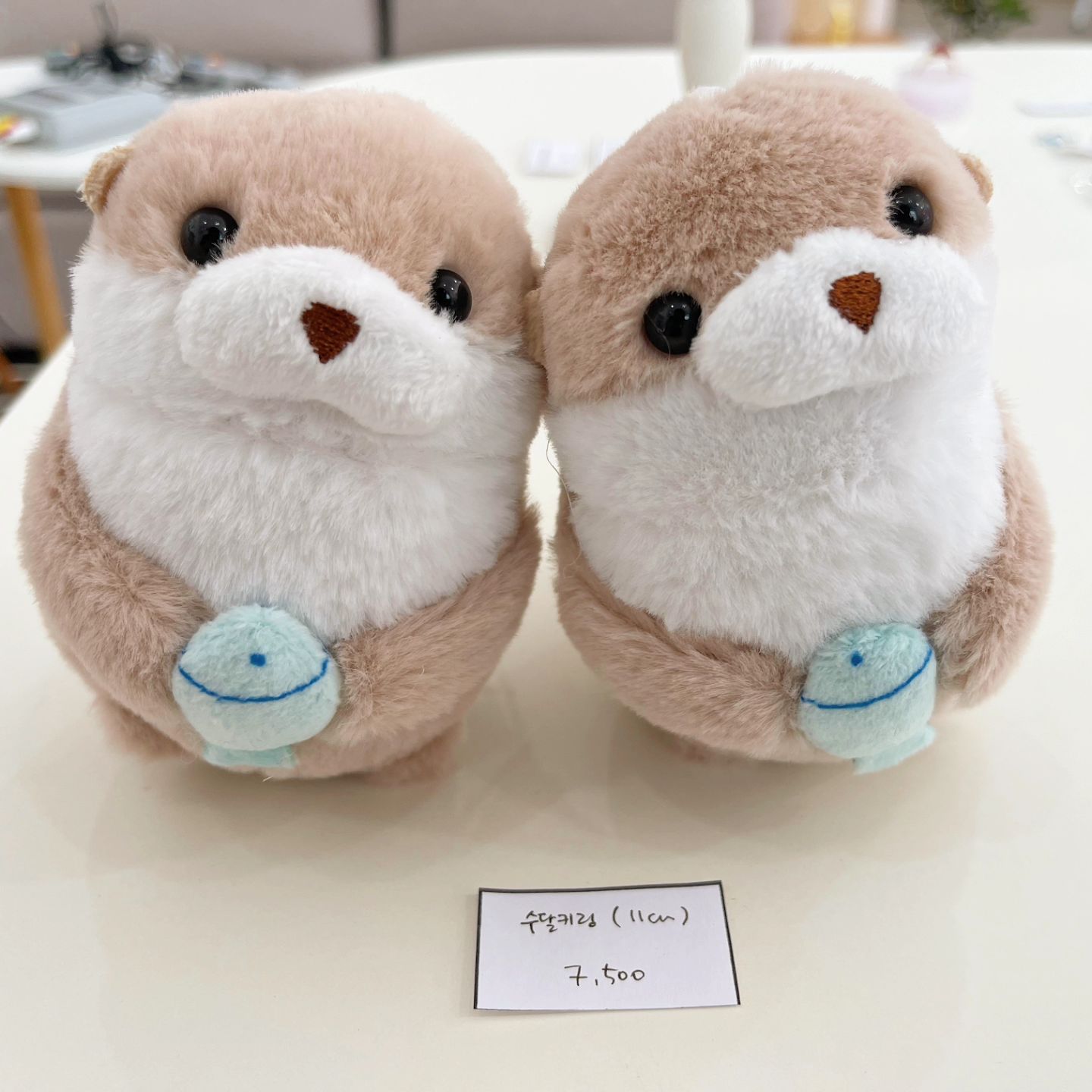 아기자기하고 귀여운 소품이 가득한 🎁명주선물가게🎁

새로 오픈한 신상 강릉소품샵이라 그런지 
전체적으로 깔끔하게 정리가 잘 되어 있었다.

먹을 건 사람마다 호불호가 많이 갈리니까 선물 고르기가 어려운데, 
귀여운 소품 선물은 실패할 확률이 낮으니!

기념품이나 선물사러 방문하면 딱 좋을 느낌이었다.

특히 여기는 금액대도 착하고 실용적인 제품이 많음...!!!!
(가장 중요한 부분)🎀

키링, 그릇, 의류, 악세사리, 인형, 마그넷 등등 종류도 다양한데 
다른 소품샵에는 없는, 여기서만 살 수 있는 제품들도 많고! 
강릉 작가분들 작품도 많고!

자체제작 상품도 다양하게 있어서 구경하는 재미가 있었다.

자체제작 상품 위주로 집들이세트, 
신혼부부 선물세트 등 패키징도 가능하다고 함!

강릉 여행에서 가볍게 들를 만한 소품샵으로 추천👍

giftshop_mj_

#강릉소품샵 #강릉기념품샵 #강릉데이트코스 #강릉여행코스 
#강릉가족여행코스 #소품샵 #기념품샵 #좋반 #좋아요반사