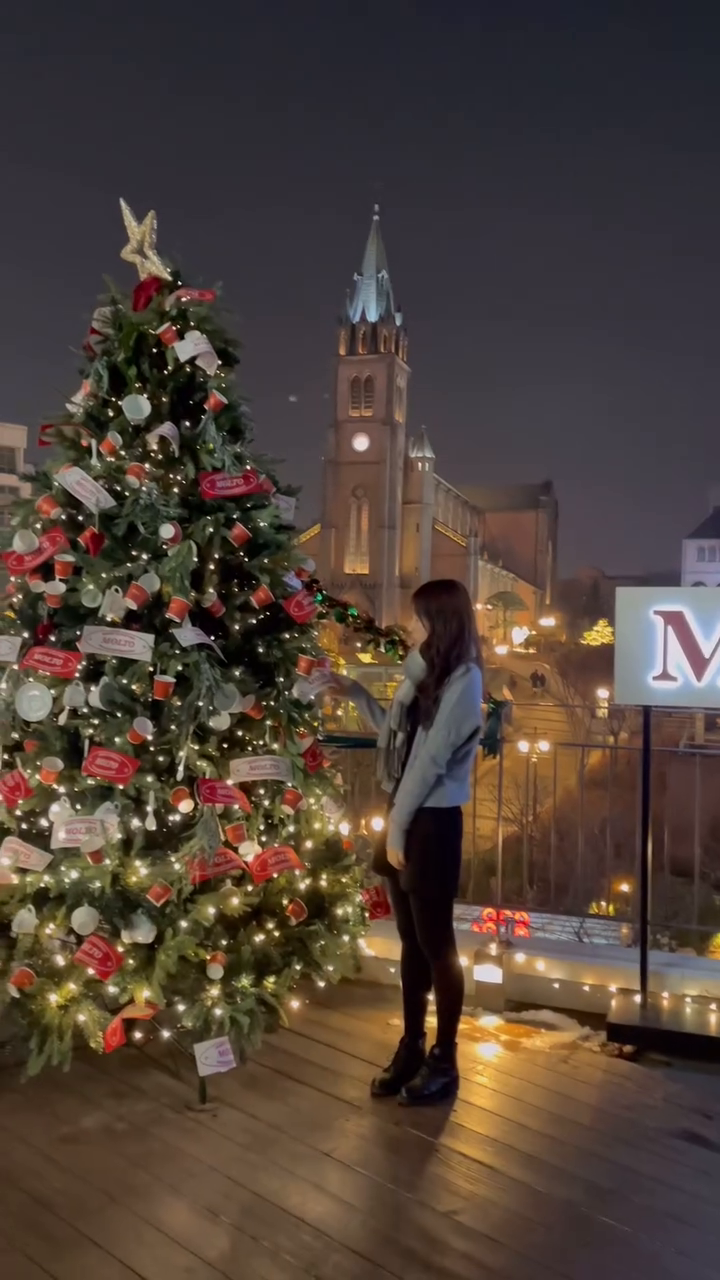 서울에서 제일 예쁜 트리스팟 🎄

명동성당의 반짝이는 야경✨과 함께 트리를 찍을 수 있는 예쁜 #몰또이탈리안에스프레소바 

예쁜 명동성당이 뷰로 보이니 야경이 더 로맨틱 .. 💖
시그니처 에스프레소도 단짠단짠 맛있어서 강추!
겨울엔 트리시즌으로 예쁘지만 봄, 가을 선선한 날에 와서 즐기기에도 좋을 것 같았어요 

📍몰또 이탈리안 에스프레소바
서울 중구 명동길 73 3층
⏰ 10:00-19:30 (라스트오더 오후7시)

📷 사진촬영 Tip
☑️ 트리 포토존은 팀당 1분 이내 제한이여서 앞 팀 촬영시 구도 미리 생각해두기
☑️ 동영상 촬영한뒤 사진으로 캡쳐해도 자연스러운 사진 건질 수 있음
☑️ 트리 사진은 야간 조명이 들어온 5시 이후 예쁘게 나와요 

#서울트리 #서울트리명소 #명동카페추천 #명동성당 #몰또 #명동트리 #서울데이트코스 #명동데이트코스 #연말룩 #ootd #겨울코디