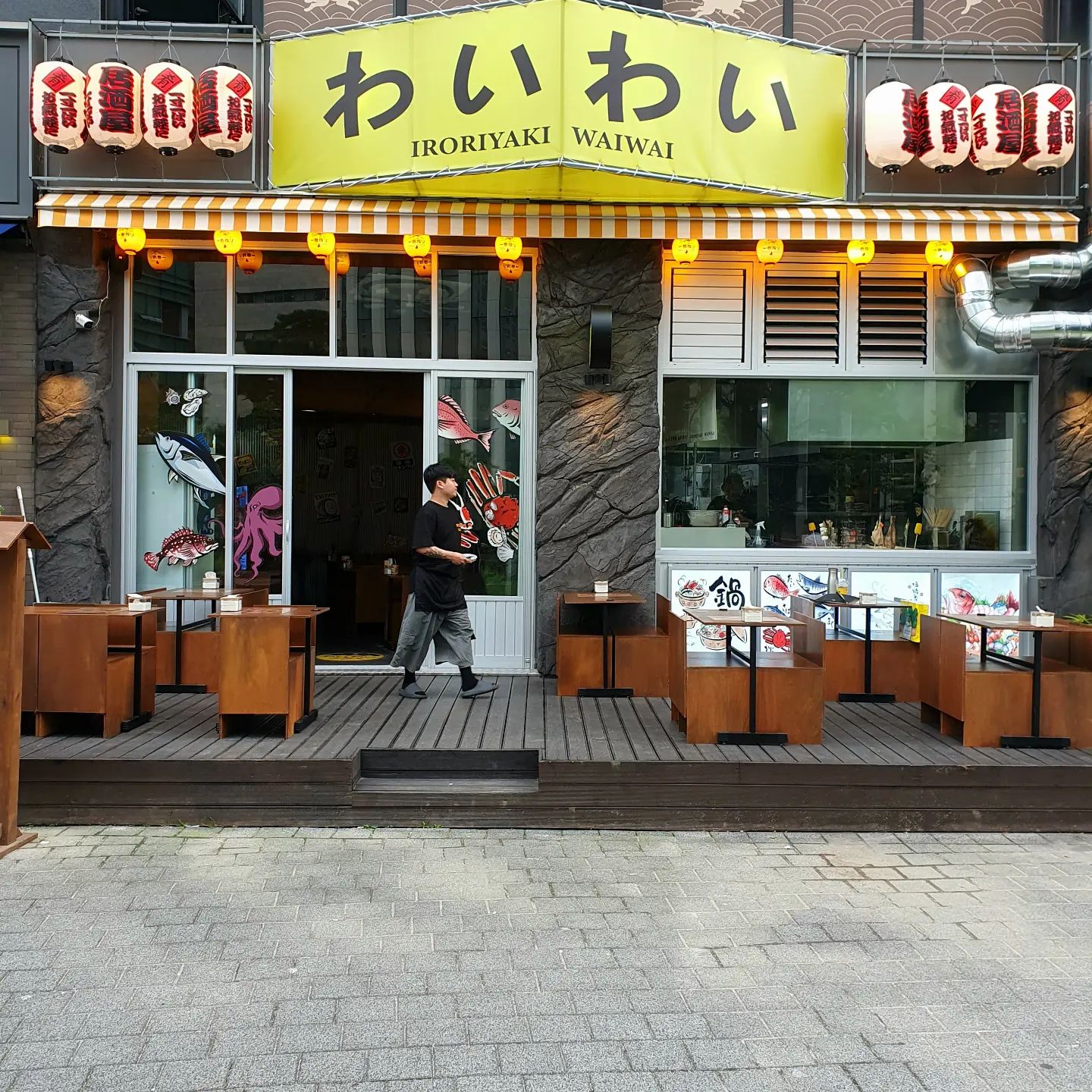 #발산역 #와이와이 #발산이자카야 #발산와이와이

블로그 때문에 방문 했다가 단골 되버린 집!

#마곡이자카야 #발산이자카야 중
딱 요기다 하는 집이 없었는데 너무 맘에 드는곳

회 퀄리티 부터 쉽게 접할수 없는 생선구이 까지
다 완벽하다ㅠㅠ

#모듬사시미 32,000원(2인)

대짜 생선만 쓰는거 같은데 흰살생선 감칠맛은 최고고 붉은살은 비린맛 없이 향을 잘 살렸다

내가 마곡 이자카야는 와이와이 포함  여섯곳을 가봤는데 구성부터 양은 여기가 원탑!! 갈때마다 2번씩 시켜서 먹었다:)

#은어구이 9,500원

#이로리야끼 라는 일본 전통방식으로 굽는다는거 부터 메리트가 있는데 쉽게 먹을수 없는 은어라니!
그것도 알이 꽉찬 은어다 필수주문 추천!

#볼락구이 12,000원

개인적으로 생선구이중 탑3안에 든다고 생각하는 볼락이 전통 화로방식에서 기름 쫙 빼서 나오는데 말해 뭐할까

#시로미고노와다 16,000원

와다 파는집 너무 그리웠다ㅠㅠ 호불호가 강하지만 여기 1도 비리지않고 본연의 맛 제대로 나기에 경험해보고 빠져 보시길ㅋㅋ

#소라구이 11,000원

특제 소스를 곁들여 구워나오는데 불쑈는 덤
생선이 지겨울쯤 먹어주면 너무 좋다:)

재방문을 2차로 갔는데 안주를 3개 먹을 정도로 음식 맛이 너무 좋았다. 발산에 이런집이 생기다니
기분이 좋을정도ㅋㅋㅋ 재방문 하면 알아보시고 서비스까지 챙겨 주시던데 안갈 이유가 없지 않을까?

눈과 입이 즐거운 와이와이 강추한다!!
요즘 블로그 한다고 스토리만 간간히 올리는데ㅋㄲㅋㅋ날 소환시킨 와이와이 칭찬해

#마곡맛집 #발산맛집 #마곡술집 #발산술집
#마곡데이트 #마곡야장 #마곡사시미 #내돈내산 #발산사시미 #마곡숙성회 #발산숙성회 #발산맛집 #마곡맛집 #발산회식
#마곡생선구이 #발산생선구이 #찐맛집