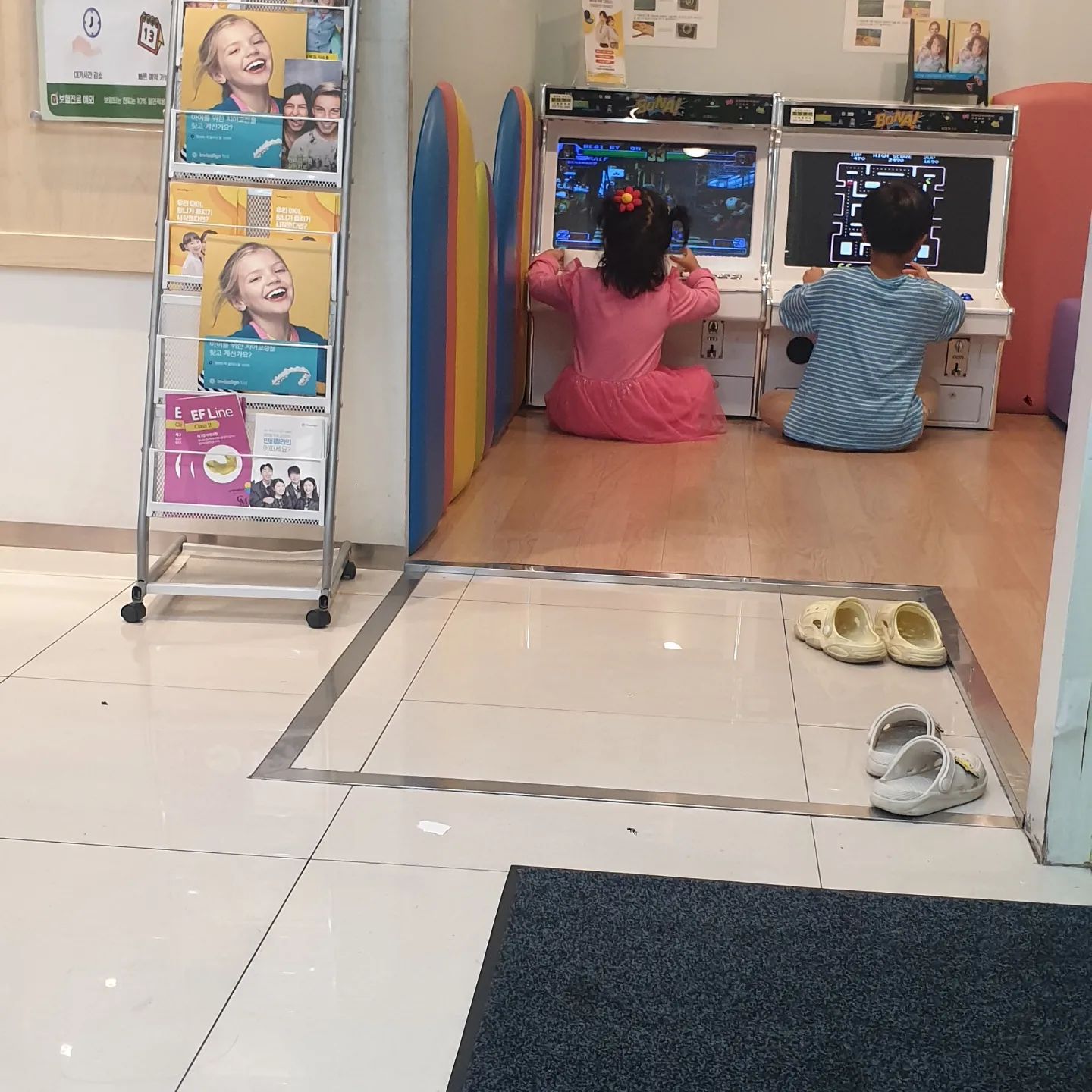 치과검진~

하..다음엔 아빠쉬는날가자~
아빠없이 🚌 버스타고 도전!!
오늘하루가 무지무지 길었다~🥺🥺
담엔 아빠 휴무에 예약잡는걸로!!

둘을 델고 돌아다니기가 너~무빡센하루 
다이소 쇼핑하고~간단히 밥먹고,
치과가서 검진! 
이제 익숙하네?ㅋ 
가자마자 양치하고 게임하러~슝

오늘도 친절하신 원장님/간호사샘!!
좋아하는 만화/캐릭터이름도
기억해주시는 정** 원장님 👍 최고!!
덕분에 빠른진료~후다닥!!
담엔 만화 모니터가 꼭 나오길요~ ㅎㅎ
치약/칫솔 선물세트 감사합니다 🙏 
나이에 맞는 칫솔모와 
맵지않고 달달한 민트향 치약
아이들이 정말 좋아합니다😀
yi_junior

#용인쥬니어치과 
#용인치과추천 
#쥬니어치과
#치과추천 
#치과진료중 
#빡센하루 
#감사합니다 
#리뷰이벤트