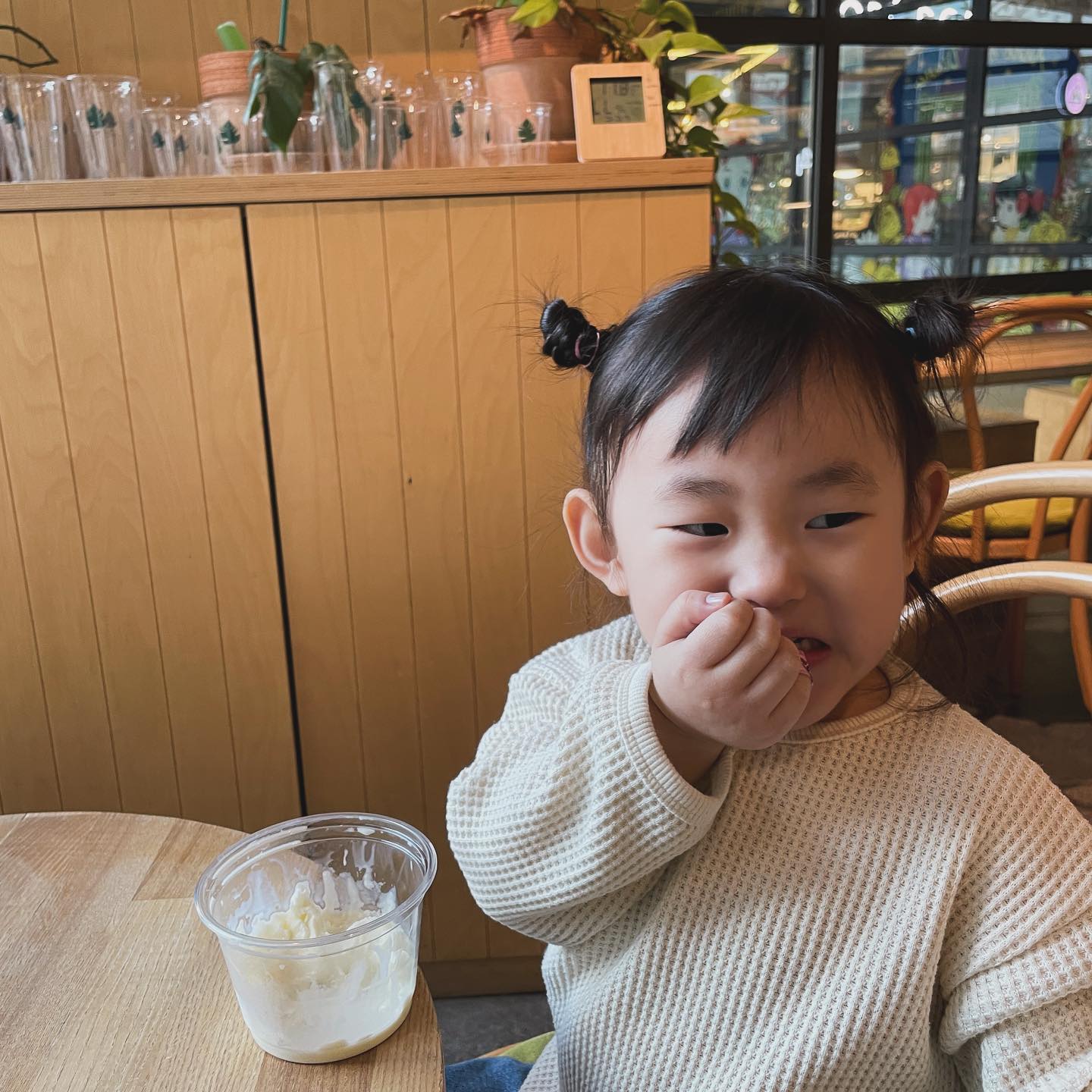 카페에서 만드는 초코렛 쿠키 향이 너무 진해서
코 막고 아이스크림 먹는중ㅋㅋ 

“엄마, 빨리 먹고 도망가자”

도망가자는게 너무 웃김 ㅋㅋ