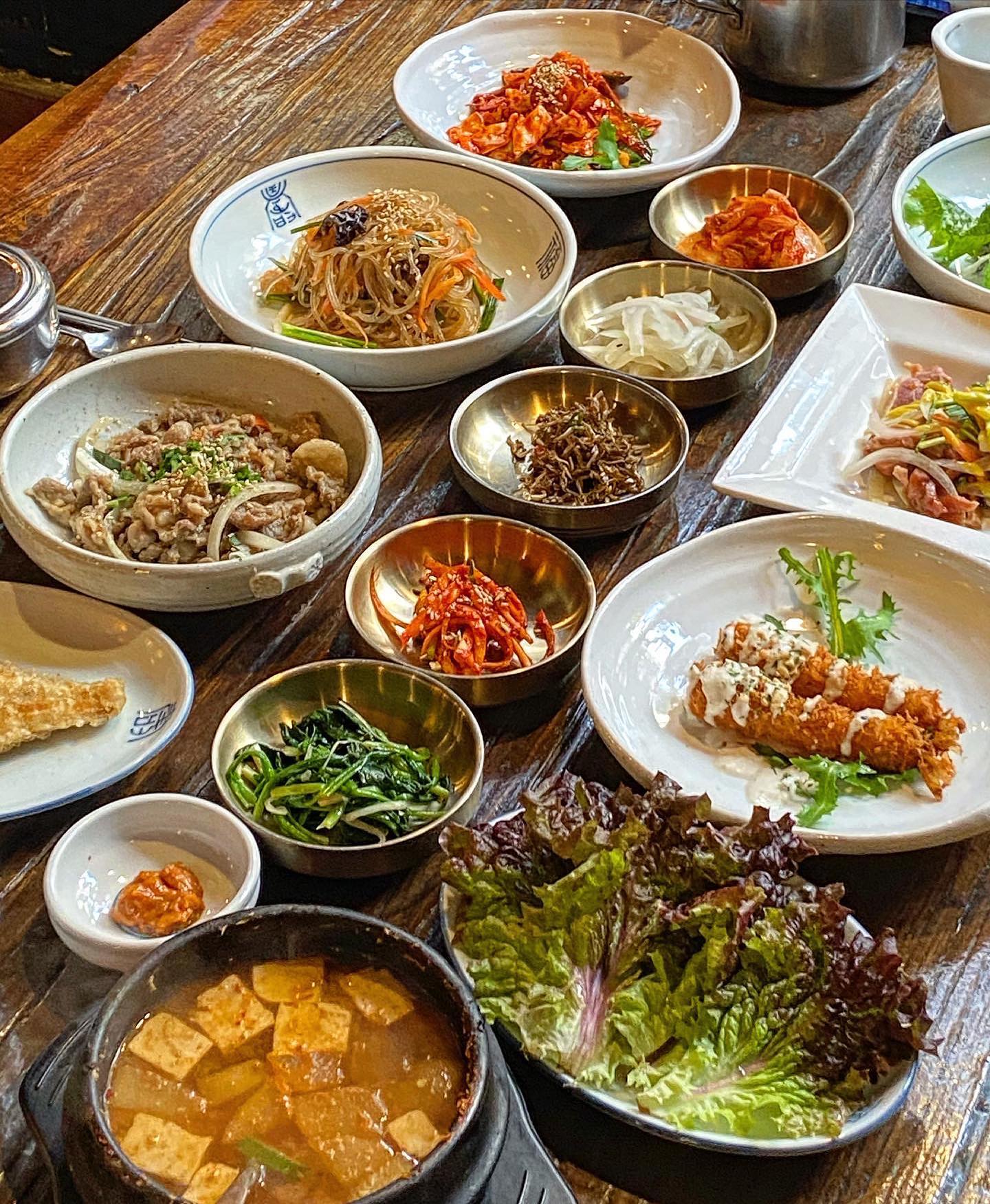 #협찬 #인사동촌

깔끔한 한정식 맛집을 찾는다면 인사동 촌 강력추천👍 가격도 합리적이고 음식도 너무나도 맛있었던 곳이라 인상적이었어요🥰

✔️ 서촌 정식

매장이 넓고 분위기가 좋아서 각종 모임 장소로 너무 좋겠더라구요! 외국인들에게 추천하기도 좋고 가족 외식으로도 굿☺️

저희는 서촌 정식으로 주문했는데, 정갈한 음식들이 한 상 가득 나와서 놀랐잖아요🤭 한 상 가득한 음식들이 하나같이 다 맛있어서 또 한번 놀랐구요😝

특히 새우튀김은 겉바속촉, 입맛 돋우기 딱 좋았구요, 적당하게 간이 된 불고기만으로도 밥 한 공기 뚝딱할 수 있겠더라구요😋

담백한 가자미구이와 바삭한 전도 빼놓을 수 없죠! 탱글한 당면의 식감이 좋았던 잡채와 소라무침, 된장찌개까지 어느 것 하나 자극적이거나 싱겁지 않고 딱 적당하게 간간하니 맛있게 잘 먹었답니다😘

평일임에도 불구하고 식사하는동안 끊이지 않던 손님들을 보면 이미 소문난 맛집이긴 한것 같더라구요💖 

깔끔한 한정식이 생각날 땐 인사동 촌 추천드려요✨