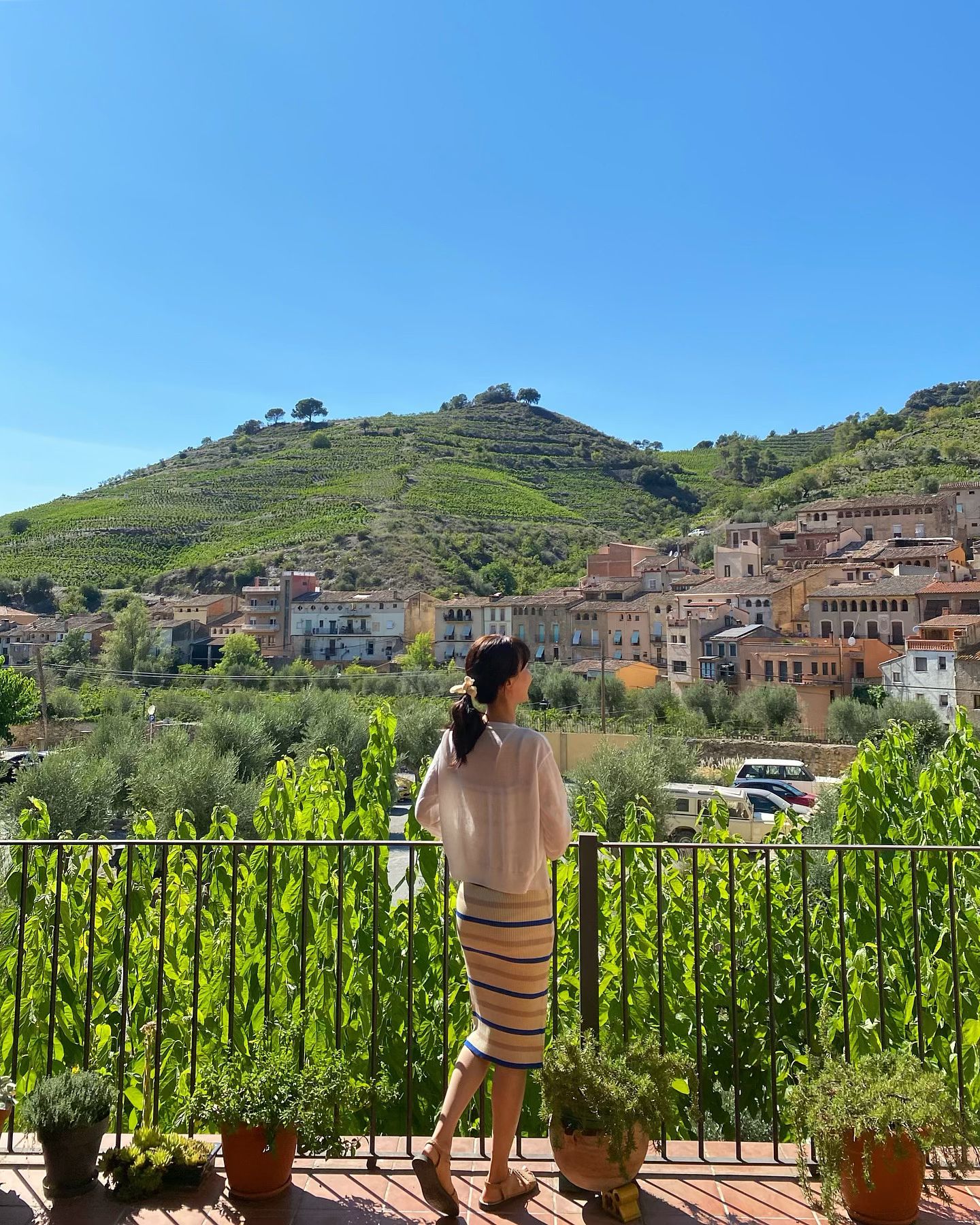 🇪🇸Spain Porrera 와이너리 마을🍇💜

아이와 여행 다니기에 도시 위주로만 다니다가 마지막 날 마트 하나 없는 시골 동네로 왔다. 마을이 포도밭으로 둘러싸여 있었다. 테라스 뷰에 반해 이곳 와이러니 숙소에 머물렀는데 영어도 안 통해 서로 번역기와 손짓 몸짓으로 소통했던 포근한 인상의 주인아주머니, 와인에 진심이셨던 주인아저씨께서 양조장 투어까지 해주셨다. 

저녁 먹고 해가 저물어가는 시간, 가볍게 산책을 나왔다. 동네 주민들이 가로등 불빛 아래에서 와인을 마시며 대화하는 그 모습이 너무나도 평화로웠다. 동네 놀이터에서 놀고 숙소로 돌아와서 이한이 신발 한 짝을 잃어버렸다는 걸 알게 되었다. 이한이가 숙소에서 숨겨놓은 건지, 왔던 길을 다 찾아봐도 찾지 못했다. 그렇게 이한이는 양말만 신은 채 한국에 왔고 아직도 우리 집엔 그 신발 한 짝이 남겨져 있다. 

아마 내 인생에서 가장 많은 별을 보았던 곳. 혼자 보기는 아까워 잠든 남편과 이한이를 깨웠다. 14개월이었던 이한이가 밤 하늘에 반짝이는 별을 한참 쳐다보더니 작은 손짓으로 반짝반짝이라며 표현을 했다. 그 순간이 얼마나 소중하고 감동이었는지 정말 잊을 수가 없다. 

스페인 다녀온 지 벌써 1년이 지났다. 미루고 미뤄두었던 마지막 페이지까지 써 내려갔다. 잊지 못할 추억이 한가득. 우리는 나중에 이한이 신발을 찾으러 가자며 그렇게 다시 갈 약속을 해본다.

안녕, 다음에 또 만나! 
Adiós, hasta la vista!🇪🇸🩷