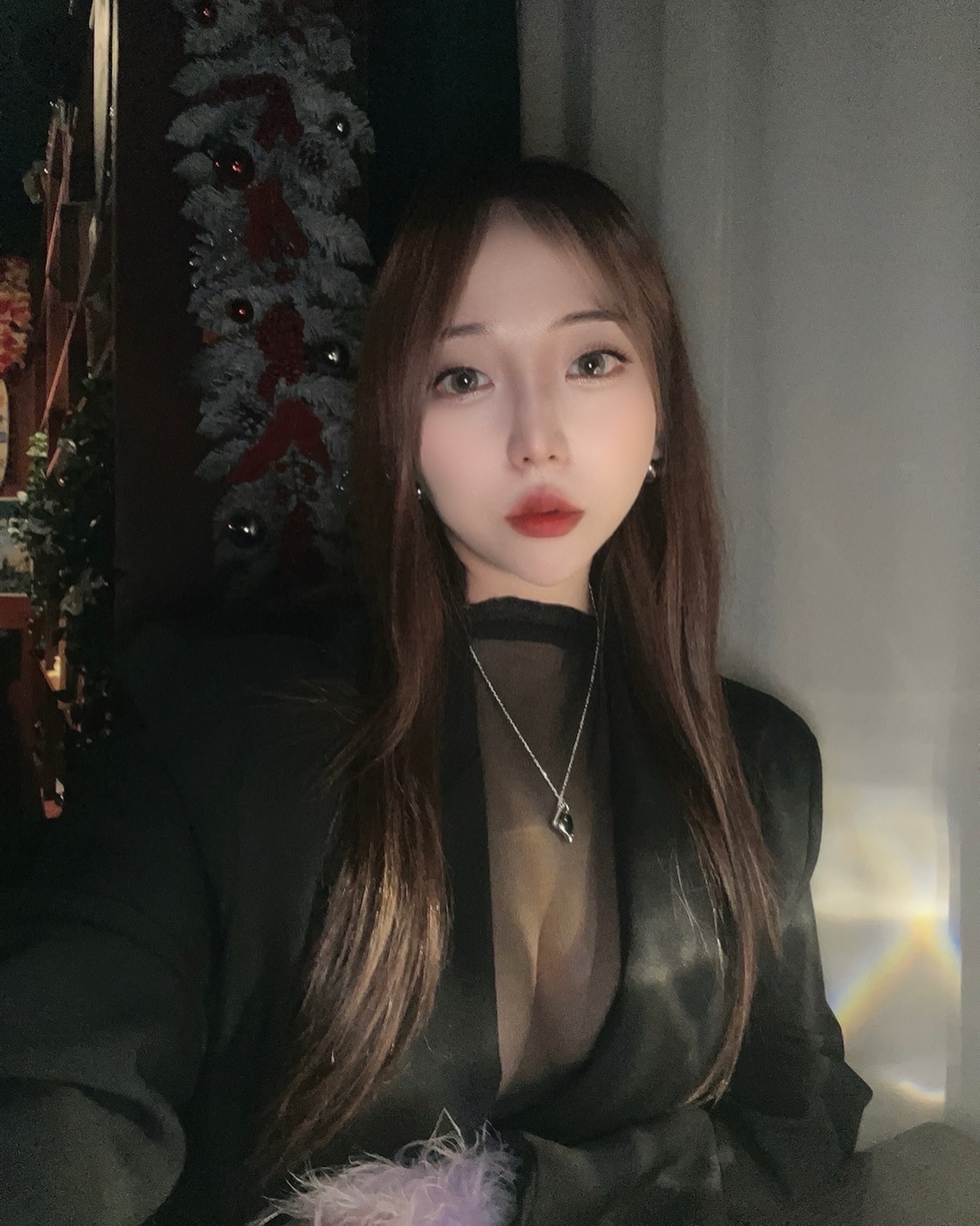 많이 예쁨받은 룩 , 그리고 셀카 🫶🤍
이번주 모두 화이팅  눈길조심합시다 눈펑펑 예쁜쓰레기 ☃️ 

#시스루룩 #selflove #생머리 #오오티디 #fashionstyle