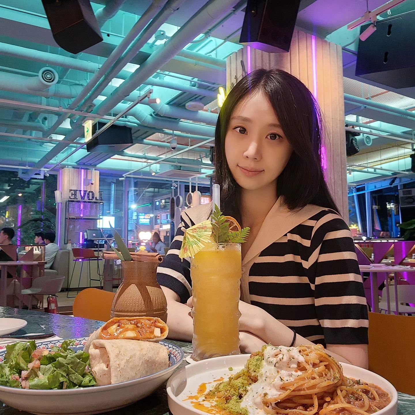 #협찬
칠리콘 카르네 파스타 23.0
쉬림프 부리또 17.0
트로피컬 펀치 논알콜 12.0
호르차타 논알콜 12.0

오랜만에 먹방 제대로 찍었다🙂
파스타는 진짜 살면서 먹은 파스타중 최고 느므 마시써😋
부리또는 새우가 오동통하고 소스가 매력이써😊
트로피컬 펀치는 상콤한 파인애플 맛! 느므 달달해😙
무엇보다 호르차타 저거 뭐야 연기나 그리고 독특한데 너무 맛있어서 순삭 또 먹으러 가고 시푸다🤩
가게가 3면이 통창으로 이루어져 이태원을 한눈에 내려다볼 수 있다규🫡
감각적인 인테리어와 이국적인 분위기의 공간이 뽀인트🫰
멕시칸 라운지답게 다양한 종류의 테킬라들이 가득🫢
보통 바틀로만 주문이 가능한 테킬라를 글라스로도 즐길 수 있는 특별한 매력😏
멕시 스타일로 재해석한 다양한 종류의 캐리비안 칵테일은 골라먹는 재미 뿜뿜😛
새로운 스타일의 멕시칸 요리를 합리적인 가격에 맛볼 수 있다규🫠
밤이 되면 라틴, 아프리칸 등 월드 뮤직을 기반으로 한 House, Disco, Funk 장르의 라이브 디제잉과 함께 클럽 분위기로 전환!💃
카리브해의 바다를 연상시키는 에메랄드빛 컬러와 라틴아메리카의 강렬한 열정을 담은 레드 컬러, 아즈텍 문양을 모티브로 한 디자인 아주 매력적이야🤗
10m 길이의 대형 미디어월을 통해 전 세계 NFT 아트 시장을 주도하고 있는 아티스트들의 디지털 아트 작품을 감상할 수 있는 특별한 경험도 가능😉

🎈비스트로 멕시 (서울 용산구 이태원로 191 2층)
mexiseoul
☎️연락처: 02-797-6855
⏰️일 - 수 17:00 - 02:00
목 17:00 - 03:00
금 - 토 17:00 - 04:00

#이태원 #비스트로멕시 #이태원라운지바 #이태원멕시 #이태원맛집 #이태원핫플레이스 #이태원멕시칸요리 #이태원데이트 #이태원멕시칸 #이태원라운지 #이태원바