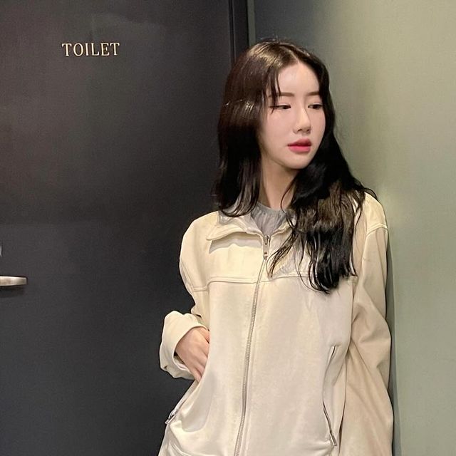 @wmeroe on Instagram: "코트안에 스타일링 해서 입어도 이쁜 스웨이드 자켓🎀 예뿌당 ㅎㅎ 때마침 눈도 와서 더 이뻐여.. 겨울에는 역시 화이트..🤍 소재가 어떻냐면뇨 ⬇️ ㄴ POLY 100% ㄴ 루즈~