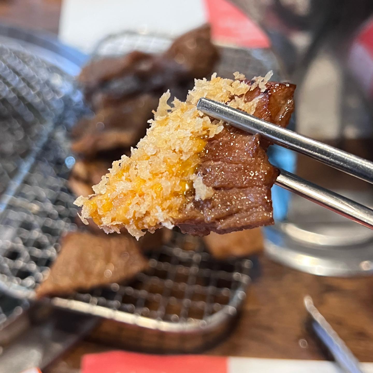 돼지갈비 맛집을 드디어 찾았습니다🧡
초벌로 80%이상 구워서 나오는데, 테이블로 고기가 와서도 스텝분이 직접 구워주시거 먹기 좋은 사이즈로 잘라주셔서 그냥 열심히 먹기만 하면 되는곳! 
그냥 먹어도 맛있는데.. 특제소스+빵가루 찍어 먹으니 완전 맛도리😭 고기3인분에 양푼이된장찌개+냉면까지 먹어 배부른데도 고기가 너-무 맛있어 추가로 더 시켜먹었어요. 진짜 마지막엔 배터지는줄..🤪😜

쭈니도 맛있는지 신나게 먹고 바로 앞 놀이방으로 달려가 미끄럼틀 타고 놀았답니다. 계속 생각나는 고깃집. 나만 알고 싶지만 이미 너무 유명해😝

#대구돼지갈비맛집#까치산
