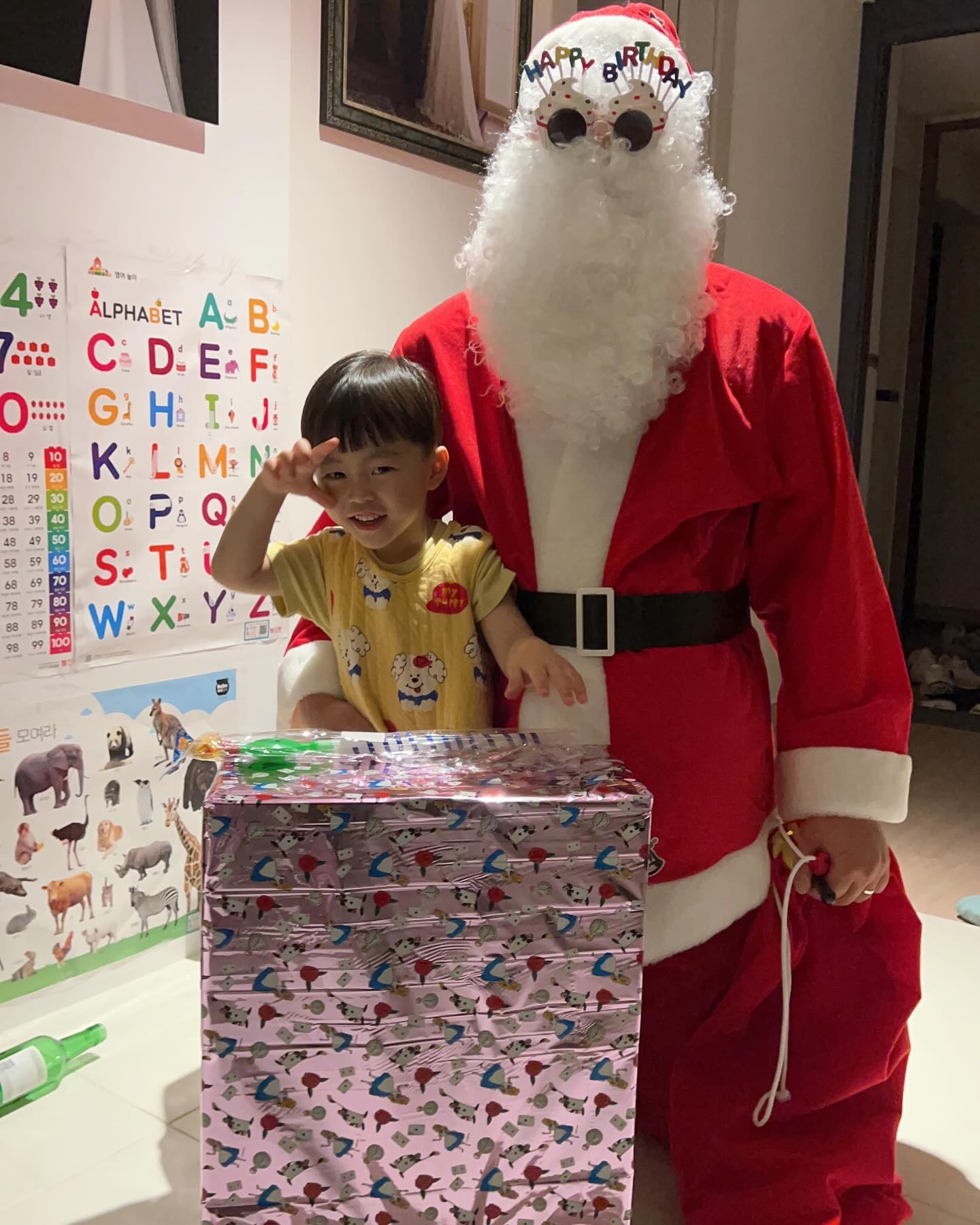 ⠀
⠀
은우만의 산타 🧑‍🎄
작년엔 산타보고 말도 못하고 겨우 사진찍었는데
어느새 한살 더 컸다고
산타와 인사도 하고 대답도 잘함 🙂
⠀
근데 산타가 너무 웃겨서
엄마 진짜 웃다가 울었다 〰️ 🤣