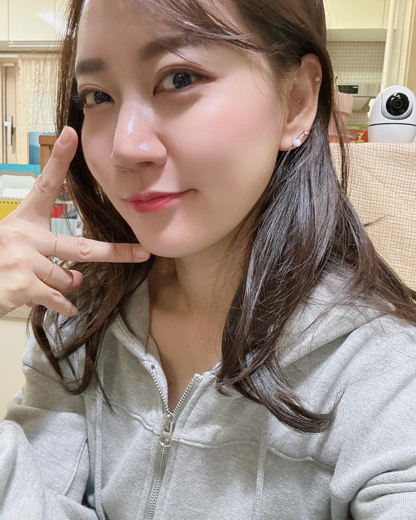피사체의 부재란 한달이상 피드가 없네…
이 날도 애들은 생파 간다고 널널했다고 한드아..?

머리하고 마음에 드니깐 내인스타
내 사진 지분 늘리며 생존신고😆
퍼스널컬러는 가을웜톤이라고 한드아 ㅋㅋㅋ

묭실 갔다가 가보고 싶었던 카페 갔더니
예쁘긴 하지만 주말 대형카페 세상 정신 없어서 바로 턴…
평일 오픈런이 답인 곳
다음에 다시 가야쥐이!!!

#파줌마 #생존신고
