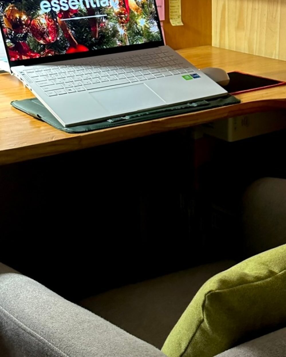 의자 대신 쇼파 사용하는 사람 나야나

등받이 부분이 몸을 단단하게 받쳐주고
쿠션감도 폭신하니 몸에 딱 맞고 못일어나

스크레치에 강한 단단한 원단으로 오래사용하도록 제작되서 아주 탄탄한데요 

편안하게 쉴수 있는 나만의 공간 만들고 싶다 모던한 분위기 쇼파 찾으시는 분들 
그레떼 1인용 쇼파 추천드려요 

구매처는 ⬇️
https://smartstore.naver.com/airplane_furniture/products/8545046885

#협찬 #1인소파 #원룸 소파 #자취방소파 #싱글 소파 #인테리어 소파 #패브릭 소파 #방꾸미기 #인테리어 #1인가구