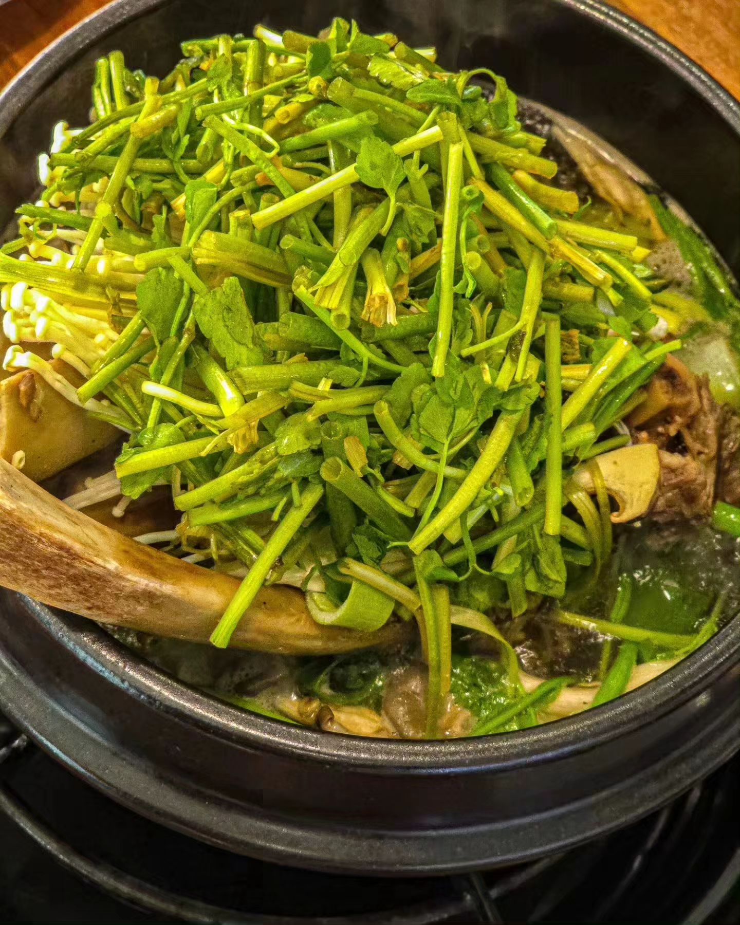 #이집갈비탕 

갈비탕은 이집입니다!
각각 뚝배기로 나오는줄알았는데
어마어마한 뚝배기에 한번에 나오더라구요
갈비탕에 들어간 갈빗대도 제 손바닥보다
엄청커서 놀라고😲
뚝배기에 몸에좋은 미나리,버섯 등 도 가득가득
국물도 깔끔하고  한방으로 우려내신건지
약간의 한방맛도나서 건강해지는 느낌이들었고
갈비탕으로 몸보신을 할줄이야,,,💪
간만에 힐링푸드를 만나 즐거웠던 식사였네요😊

🍽 미나리갈비탕 2인

✅ 경기 남양주시 순화궁로 450-31 1층
✅ 매일10:30 ~ 21:00
     B.T 15:30 ~ 15:00 / L.O 20:30
✅ 050-71478-8334 

.
.
.
.
. 

-
#남양주맛집 #남양주맛집추천
#별내맛집 #별내맛집추천
#먹스타그램 #맛스타그램
#맛집추천 #맛집탐방 #맛집
#갈비탕 #갈비탕맛집 #갈비탕맛집추천
#오늘뭐먹지 #먹팔 #남양주갈비탕
#고기스타그램