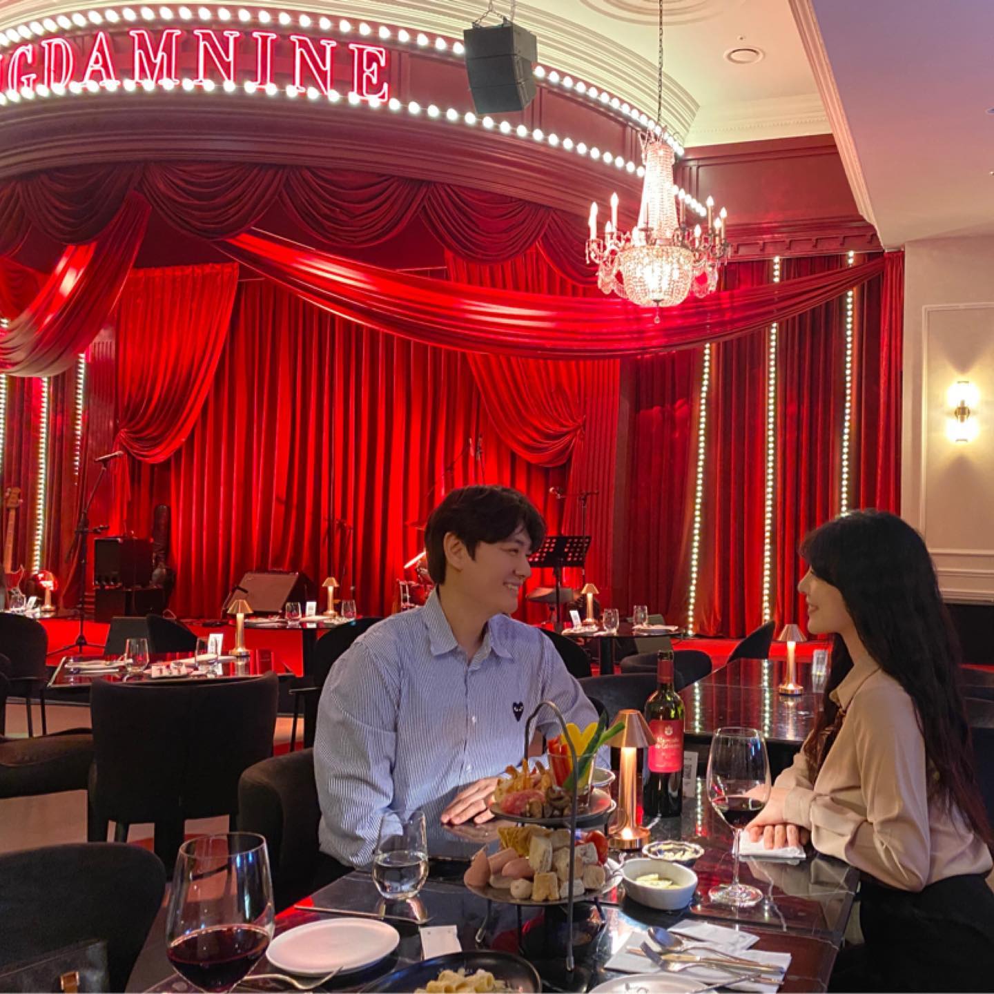 4일동안 진행된 결혼하고 오빠의 첫 생일파티🎉💙
가족들끼리만 놀아서 그런지 더 사랑이뿜뿜
앞으로도 85살까지 내가 열심히 
옆에서 챙겨줄게 내사랑🤵🏻🖤

#청담나인 
#시댁생파 
#친정생파 
#사랑이넘쳐흐르는신혼집 #생일상 #끝