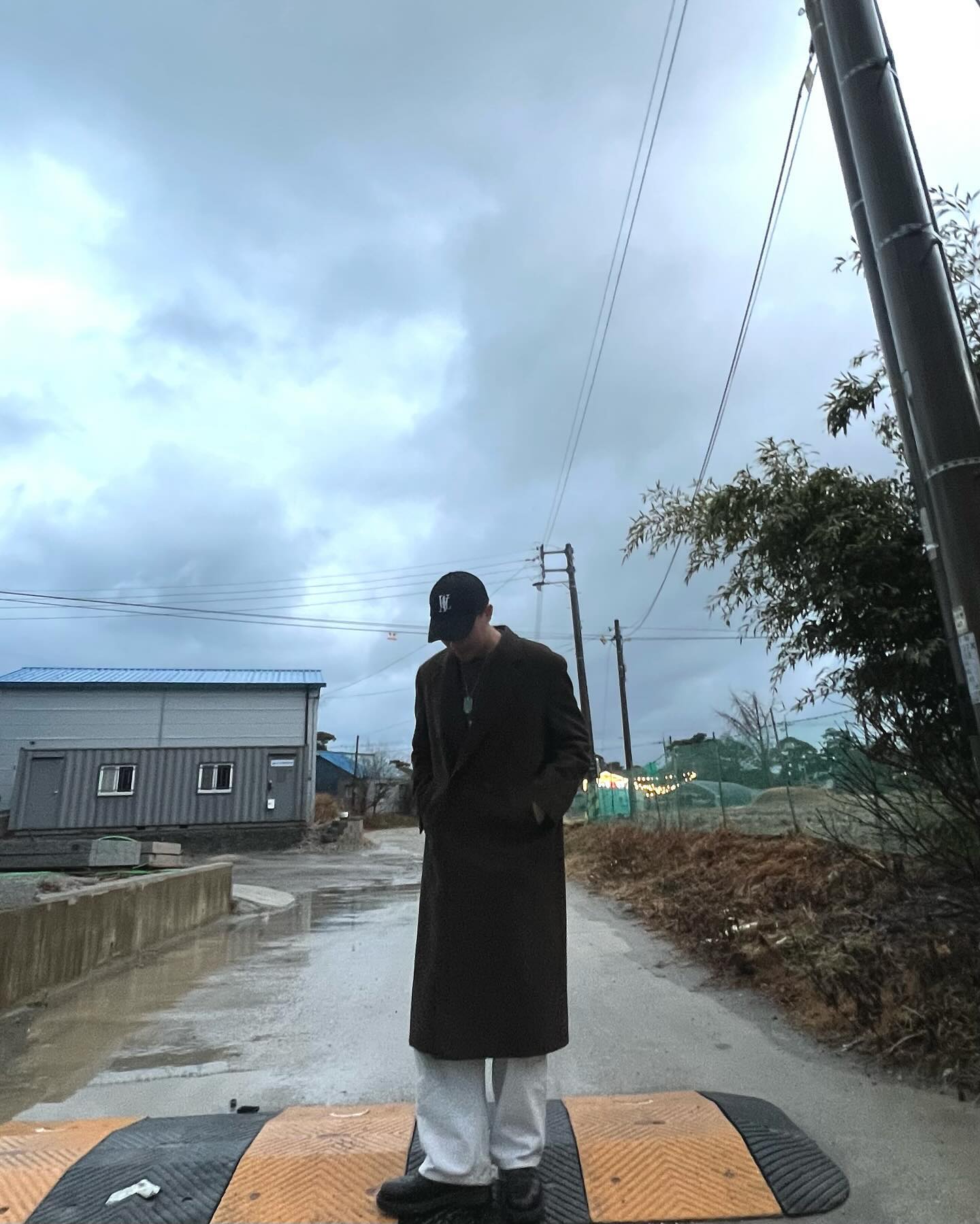 행복을 향한 2024년

군 생활 중 첫 휴가와 더불어 새해를 맞이했던 주간, 저와 만나고 스쳤던 수많은 사람들 덕분에 많은 힘을 얻고, 위로를 받고, 생각과 가치관이 계속해서 정리되었었습니다 모두 너무너무 감사해요

과거에는 내 자신의 빠른 성공을 위해 가장 먼저 버려야 하는 것을 “행복”으로 정하는 어린 선택을 했었는데, 점차 생각과 가치관이 재정립 되면서 이제는 “행복”을 위한 삶을 살고 모든 선택을 하고 싶습니다

그런 의미에서도 이번 주간에 만났던(혹은 연락하거나 스쳤던) 모든 사람들이 매우매우 행복했으면 좋겠습니다

모두 너무 감사하고, 새해 복 많이 받으세요🫡✨

#2024