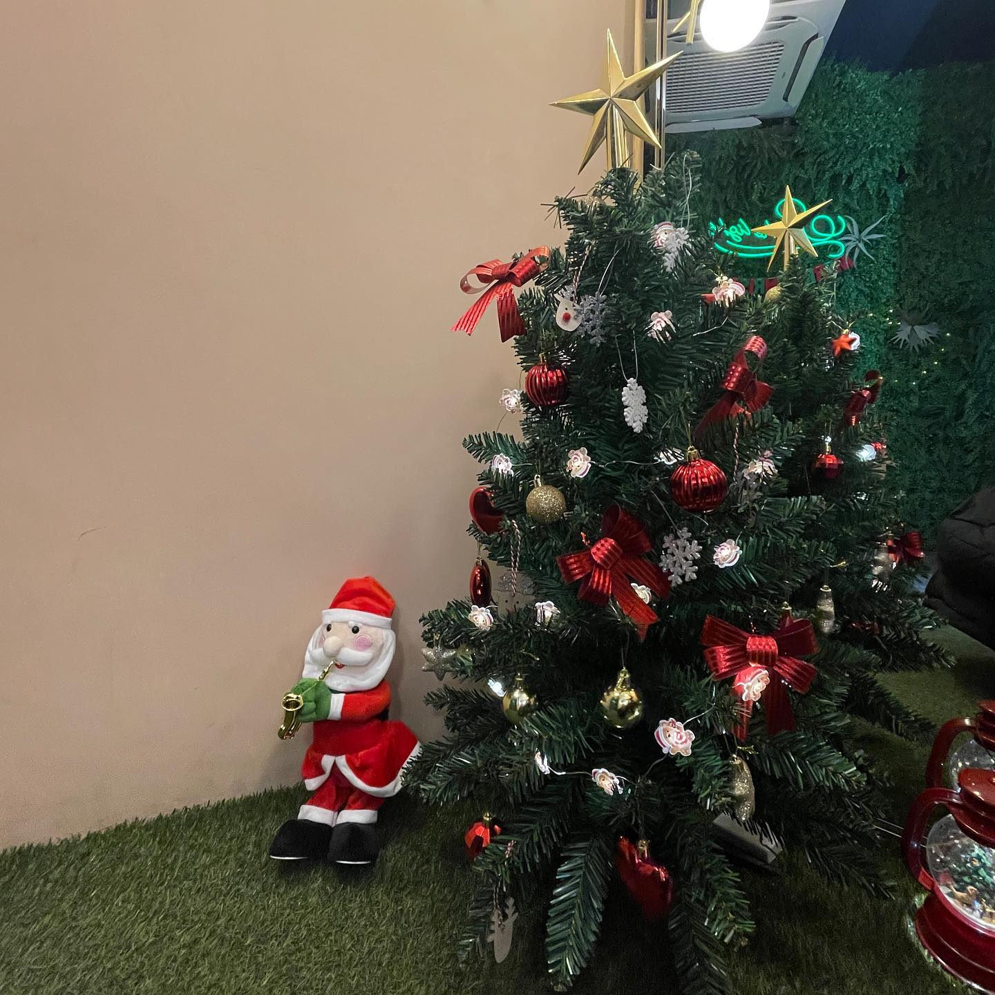 🎄2023. 12. 25.🎄

🎅🏻 크다란 돈마호크 열심히 짤라주는 오라방

🎅🏻 술 취한 여자친구가 굳은 콘치즈 먹으려고 애쓰니 숟가락으로 하나하나 퍼주는 오라방

☃️ 모두 예약에 성공한 J는 행복했다 ෆ

#홍대데이트 #홍대맛집 #홍대문득 #문득 #새우로제파스타 #돈마호크 #뇨끼튀김 #씨더라이트 #역전포장마차 #크리스마스데이트 #크리스마스 #flowers #likes #ffl #lfl #fff #00 #99 #커플 #연애스타그램 #좋반 #첫줄