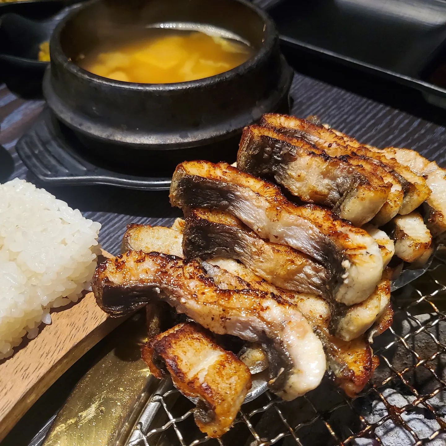 서귀포시 동홍동
신선한 최상등급 자포니카종 장어를
푸짐하게 맛볼 수 있는 숯불 장어맛집 #인생민물장어동홍점
겉바속촉 느끼하지 않고
숯불에 구워 더욱 부드럽고 담백한 인생민물장어
장어초밥에 부추무침 올려 맛있게 먹고 왔어요 ✨️
오랜만에 장어로 든든하게 체력보충
넓고 깔끔한 분위기의 식당이라
가족 외식장소로 강추 💖
인생민물장어로 에너지 full 충전하고
서귀포여행 든든하게 출발하세요 :)
.
.
#제주맛집 #제주도맛집 #서귀포맛집 #동흥동맛집 #제주장어 #서귀포장어 #제주장어맛집 #제주가볼만한곳 #제주도가볼만한곳 #JMT #동홍맛집 #서귀포가볼만한곳 #제주데이트 #제주데이트코스