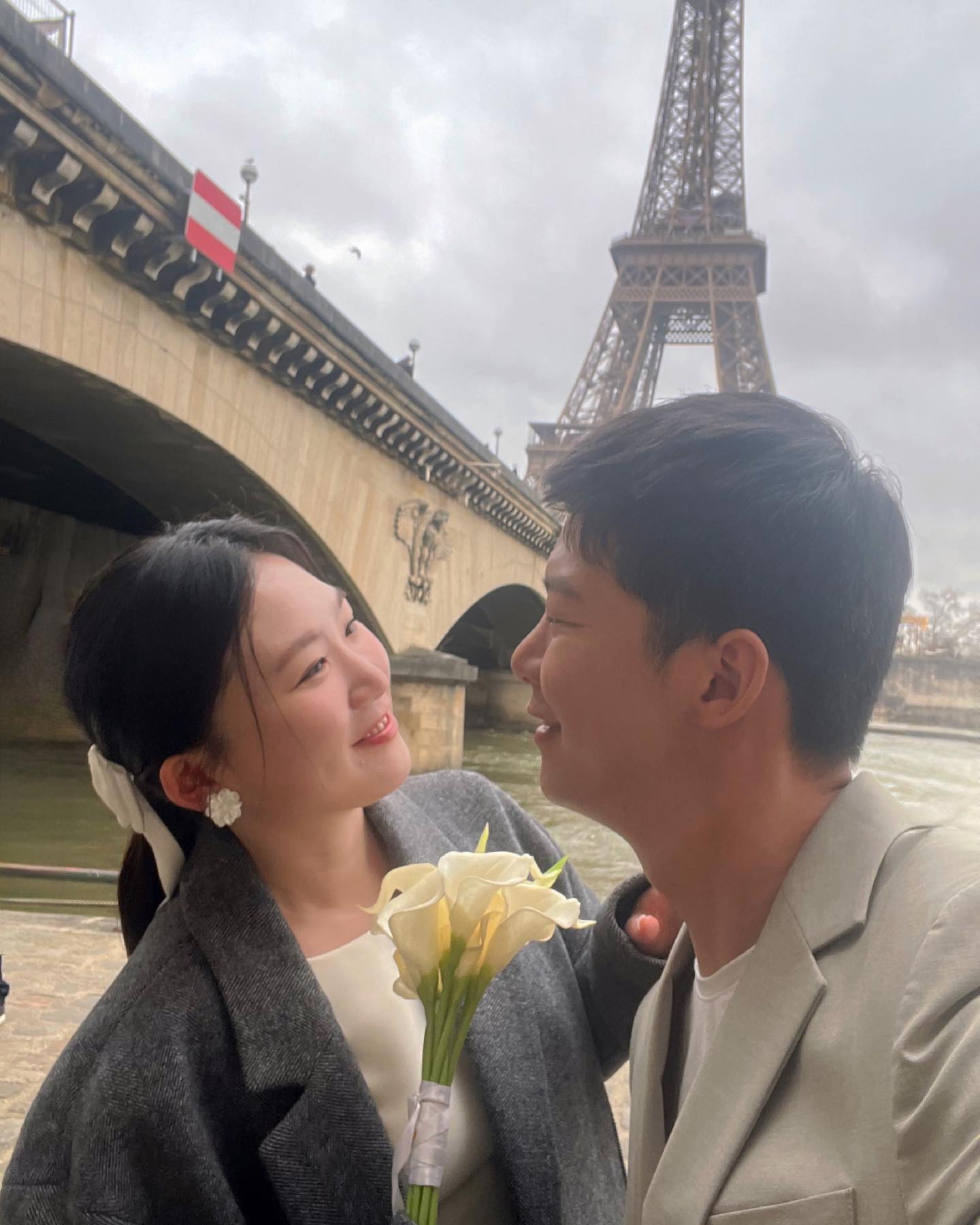 파리스냅 대기 중에 한 컷📸 파리 여행하면서 좋은 추억을 사진에 담고싶어 파리 스냅을 찍었답니다😍😍 비가 언제 올 지 모르는 파리의 겨울이었지만 다행히 무사히 촬영을 잘 마치게 되었어요❤️ 지나가시다가 저희를 본 많은 여행객분들이 각국의 언어로 축하인사를 해주셔서 마음도 몽글몽글해지는 느낌🫶 앞으로 저희의 추억 한 켠을 자리잡을 행복한 순간을 만들어서 좋아용💗💗빨리 사진을 받아보고 싶네요🥹💜

#파리 #파리스냅 #파리여행 #파리여행🇫🇷 #프랑스 #프랑스여행  #에펠탑 #커플사진 #커플스냅 #웨딩스냅 #웨딩화보 #스냅 #여행스냅 #여행 #여행스타그램 #결혼준비 #예비부부 #예신예랑 #예신 #예랑 #신혼부부 #부부스타그램 #커플스타그램