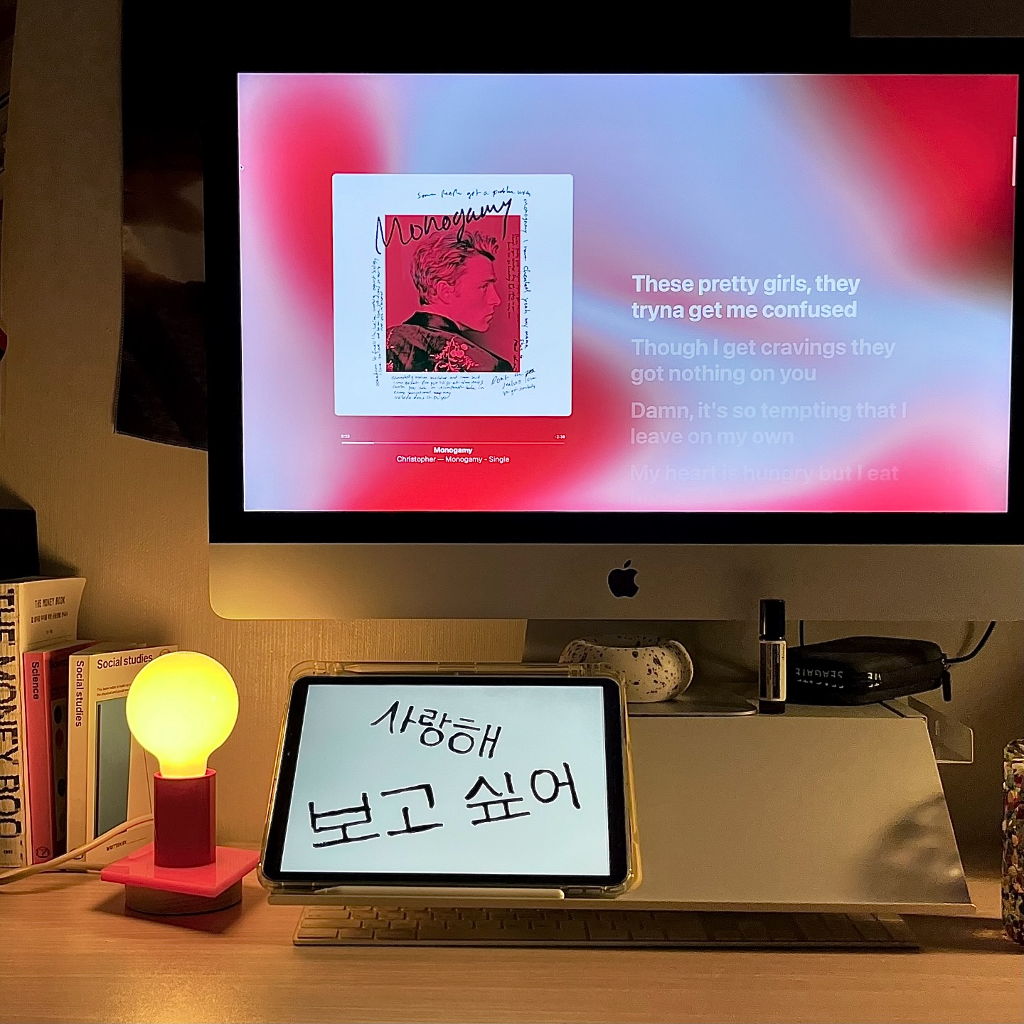 나는 그냥 매일매일 노래 틀고 콘서트만 기다려…
이 더운 8월을 버티는 이유😶‍🌫️
(한글 기여워..🫧🫶)