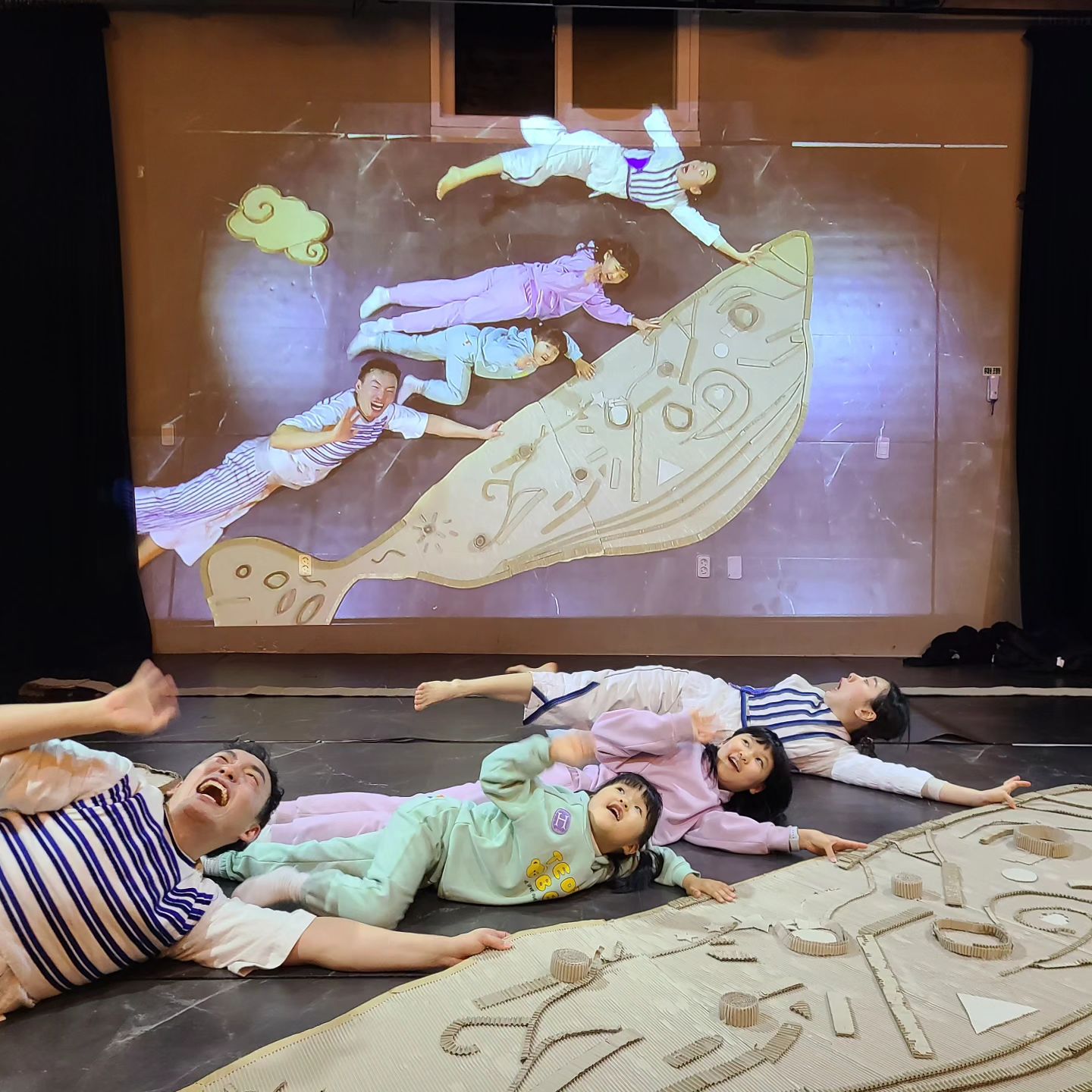 창의력에 입이 떡 벌어진 공연 😃

#고래바위에서기다려

보는 내내 감탄을 금할수 없었던 예측불가 창의력폭발 공연!!

시작전 지루함을 달래줄 객석에 놓인 동화책, 
공연에 등장할(줄은 몰랐던) 물고기 만들기 체험, 
기막힌 소품들과 💡 반짝이는 아이디어,
공연 후 포토타임 서비스까지
모든게 너무나 색다르고 섬세하고 완벽했다!

제니레아는 물론 나도 남편도 매우만족!!

광고아님 #내돈내산 #어린이공연
#공연추천 #연극추천 #창의력대장 #하땅세극장