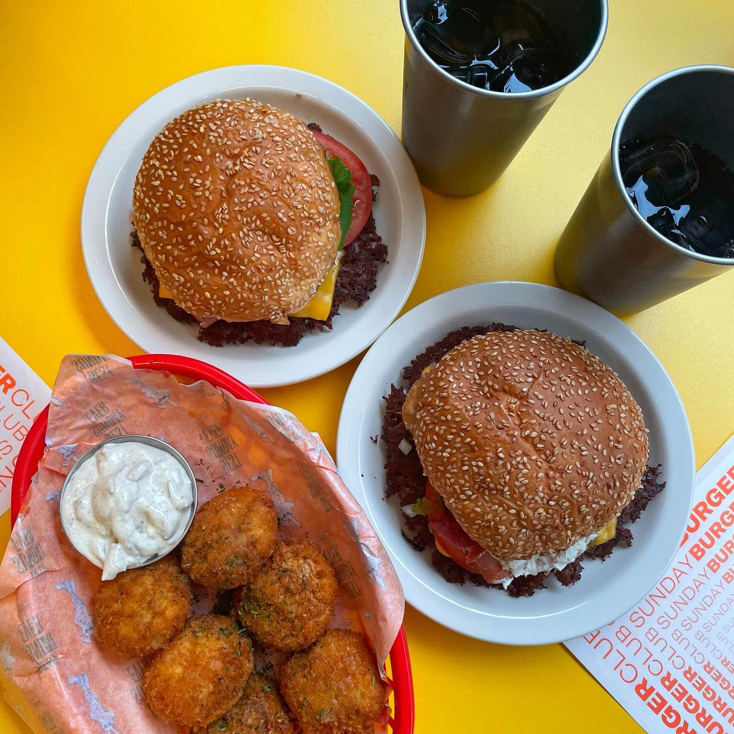 #내돈내산 압구정 수제버거 맛집🍔

🍔 선데이버거클럽
📍 서울 강남구 언주로170길 37 2층

아주아주 오랜만에 돌아온 먹도리 임니당!
여유로운 하루들을 보내면서 기억에 남는 맛집을 들구와써요

저희 엄마두 인정한 수제 햄버거 맛집🥹
선데이버거 클럽 인테리어도 트렌드하고
깔끔하게 나와 너무 좋아요!

다만 가격대가 조금 있는 편이라
조금 아쉽긴 하지만, 맛은 또 최고라는,,✨
일부 메뉴에는 더블 패티 옵션도 있어
양이 많으신 분들은 더블로 업 추천드려요!
싱글패티는 양이 많지 않습니당😭

*버거 단품 (콜라, 감자튀김 별도주문)
✔️ 크림치즈 버거 11,500
아메리칸 치즈가 들어간 크림치즈 버거인데요!
버거안에 았는 치즈에 진심인 가게는
여기가 첨인것 같아용🤍
잘근잘근 씹히는 소고기 패티가
다른곳과는 조금 차이가 나더라구요!
패티가 막 두껍거나 한건 아닌데
바싹 구운 소고기 패티에서 육즙이 장난아니에요ㅜㅜ🤤
안에 베이컨, 할라피뇨, 토마토, 양파가 같이 들어있고 재료들도 다 싱싱해서
서로다른 재료들의 씹히는 식감이 달라 그거도 재밌더라구용👍🏻

✔️ 선데이버거 10,500
깔끔한 맛을 좋아하는 엄마가 주문하신 메뉴에요!
기본에 충실한 선데이 버거✨
재료만 보면 특별할게 없는거같은데
재료에 들어간 약간의 차이가
이렇게나 맛을 올려주나용🫢
로메인이 들어가있어 프레쉬함을 주고
선데이 소스가 은은하게 맛이 나면서 감칠맛을 올려주더라구용!

✔️ 양송이 프라이즈 7,900
이건 필수 사이드 메뉴 탕탕!
뜨끈한 양송이 프라이즈
겉바속촉으로 완벽한 양송이 튀김이에용
소스가 자극적이지 않아
양송이 튀김 본연의 맛을 헤치지 않아요!
찍어먹어도 맛있구, 그냥 튀김만 먹어도 맛있구!
바삭한 튀김 좋아하신다면, 요거는 꼭 매장에서 시켜드세요!👍🏻👍🏻👍🏻

세트 구성이 없어 아쉬웠지만
맛도 깔끔하고 좋아서 또 방문할것 같은 집이에요!

#선데이버거클럽 #압구정맛집 #압구정로데오 #압구정로데오맛집 #압구정맛집추천 #압구정수제버거 #압구정햄버거맛집 #압구정햄버거
