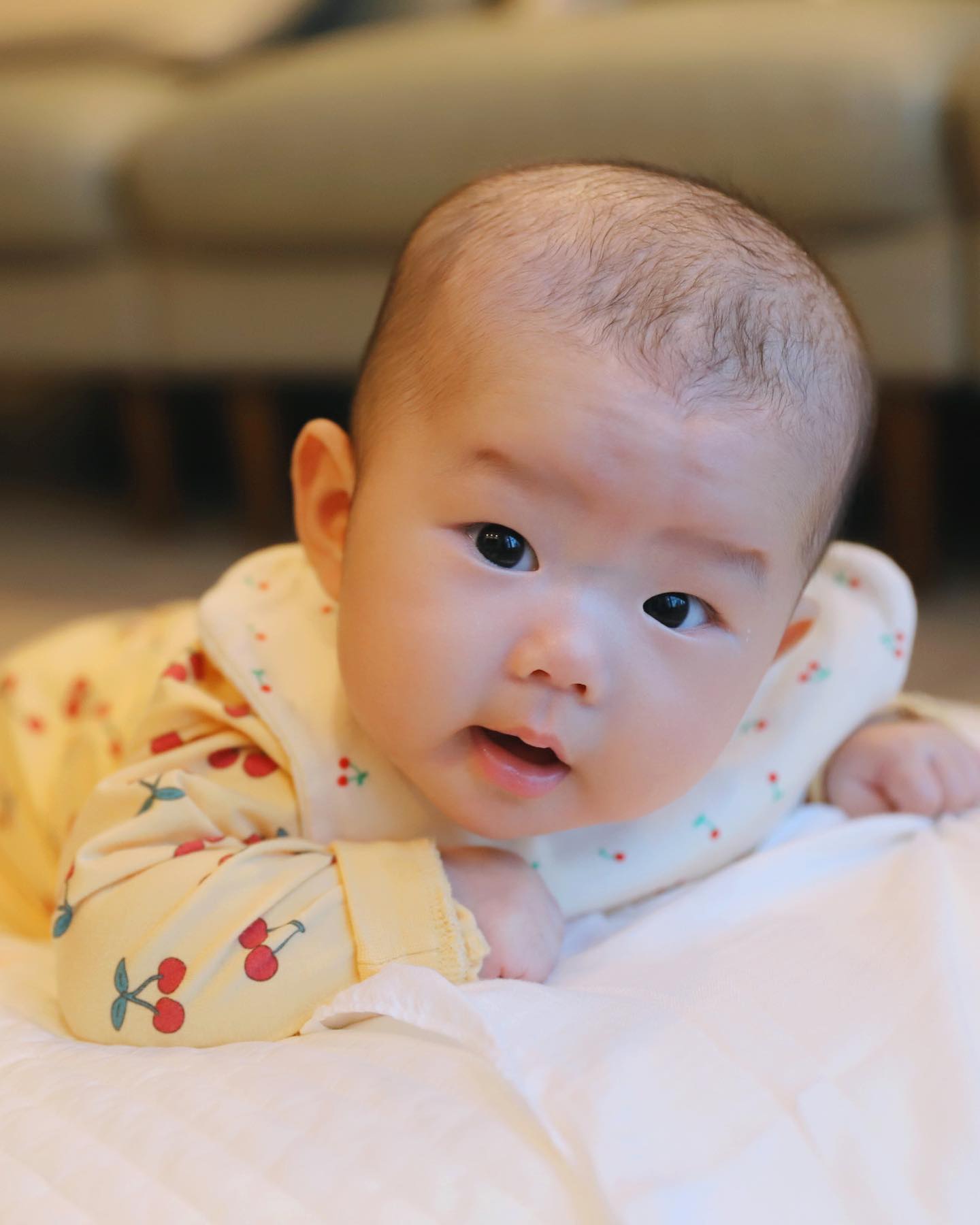 열심히 터미타임 하고 주먹고기 먹는 요즘의 쟌이👶🏻

#윗머리는언제길까
#생후112일 #터미타임 #주먹고기 #손탐색 #3개월아기