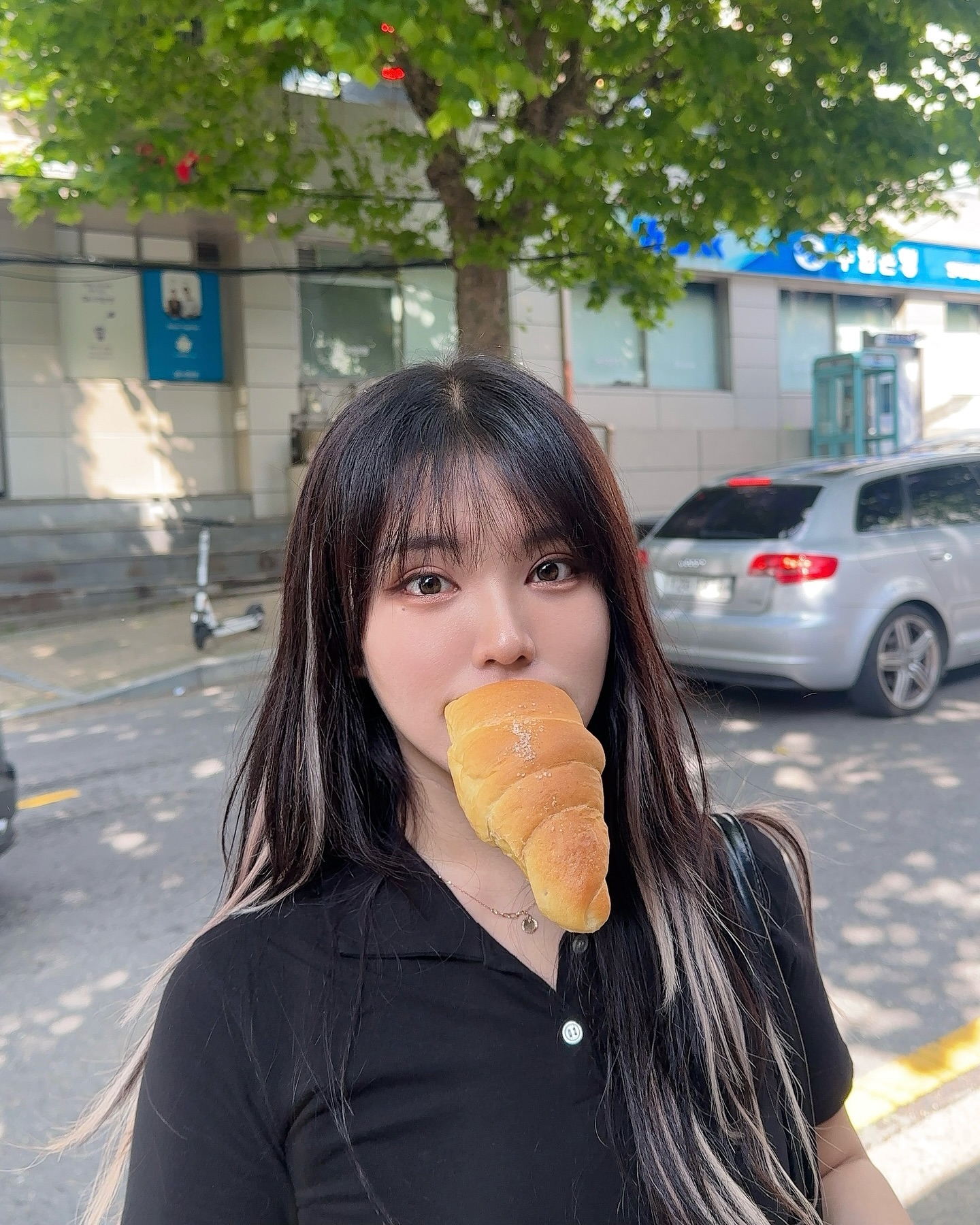 좋아하는 베이커리 가게를 지나치며 ”여기 소금빵 맛있어. 먹으러가자!!“ 라고 했는데 이미 날 기다리면서 내가 좋아할 것 같아 소금빵을 포장해왔다며 건네준 남자친구 🥐

이런 너를 어떻게 안 좋아할 수가 있겠어