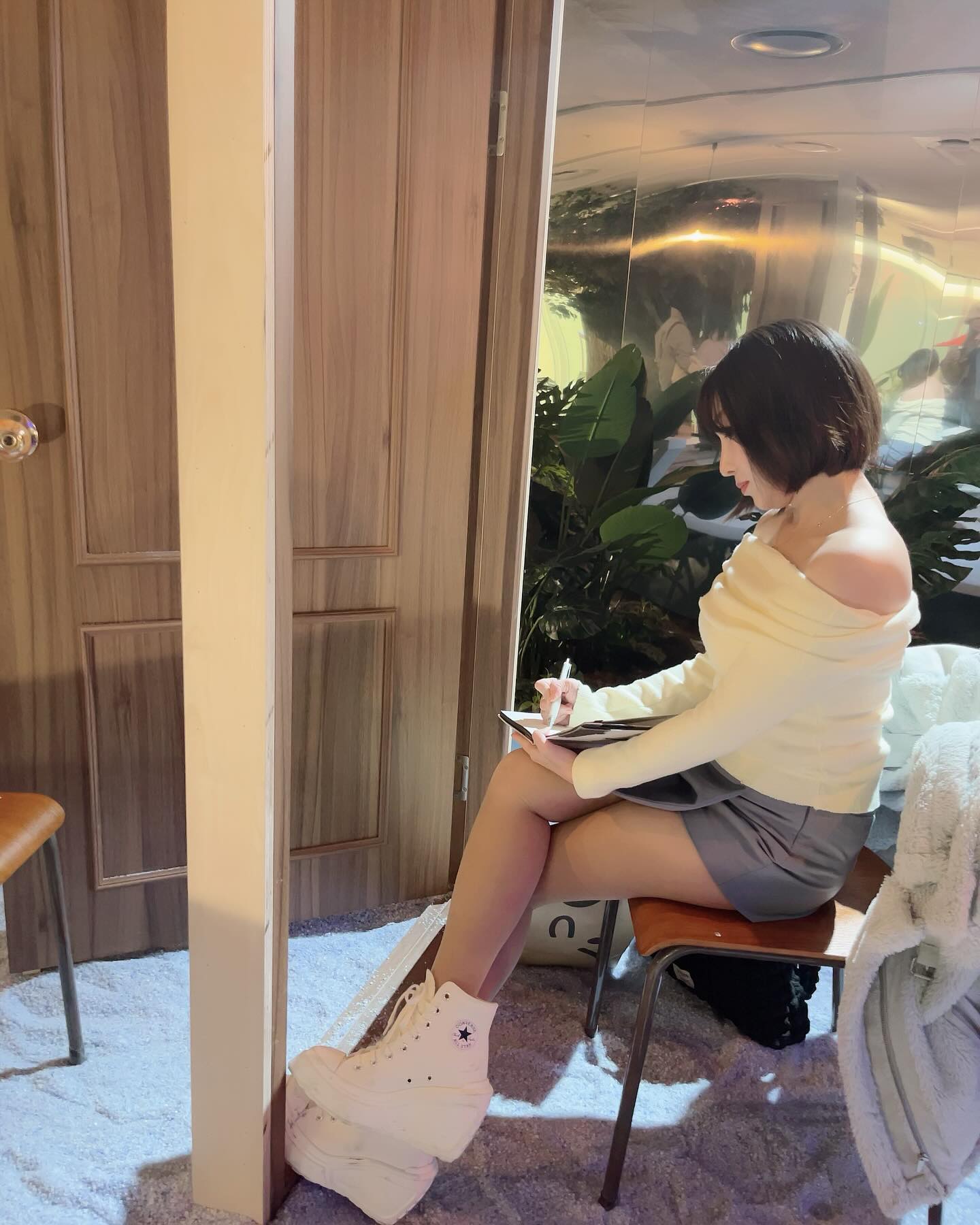 패션위크 whysocerealz 

날씨 추울 땐 들어가서 사진 찍는게 최고!

와쏘쇼는 항상 기대가 되는 쇼인데요~

이번 주제는 친구였습니다

친구랑 싸우고 화해하고 함께하고 늘 그렇잖아요 ㅎㅎ

저도 어렸을땐 맨날 싸웠는데

이젠 항상 응원해주는 내 친구들을 다시 떠올리는 쇼여서 더 좋았던 것 같아요

핑쿠테이너야 가을에도 함께가쟈💜