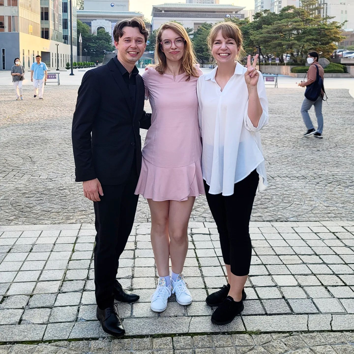 To spotkanie było tak epickie, że muszę wstawić zdjęcie i tutaj. 🥰 Zostałam zaproszona przez niesamowicie uzdolnionego kasper.flutist na koncert knso (koreańskiej orkiestey symfonicznej) i przy okazji spotkałam pierogizkimchi!!! Dacie wiarę? Nareszcie się nam udało...🙈 Kiedyś może dojdzie do jakiegoś wspólnego nagrywania. 🤣
Przy okazji parę fotek jedzonka (dzień spędziłam z koleżanką ze studiów) oraz piesek, bo dlaczego nie. 😆 

Thanks for the wonderful company anadalja! 

#korea #seoul #concert #classicalmusic #życiewkorei #koreapołudniowa #koreanfood #weekend #weekendvibes