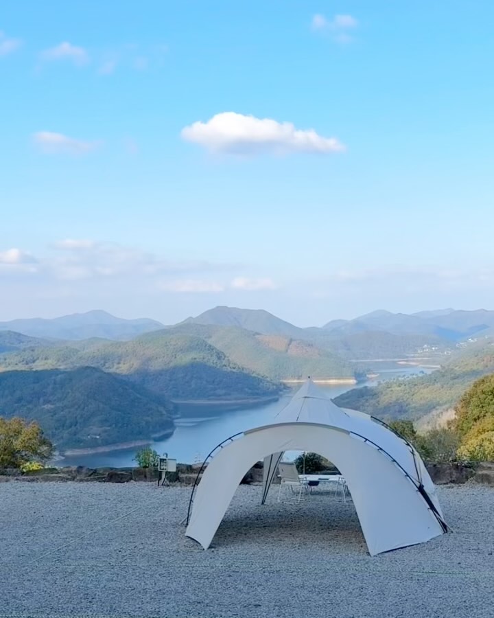 같은 장소 다른 세상,,❤️‍🩹

애미랑 사진 찍을땐 찍기싫어서 하이바 털기🫨🫨
파파랑은 세상 다정 로맨스 그잡채,, 너무 서운하구요..

다음엔 까까로 꼬셔서 찍는걸로😂😂