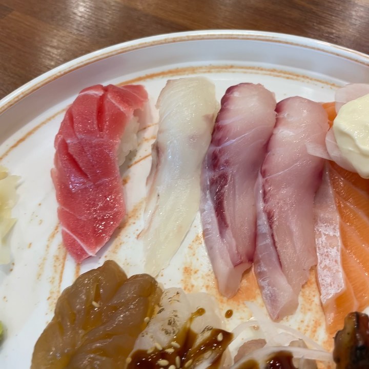 동탄 한림대병원 근처 초밥 맛집
초밥할뿐에 방문했다🍣🍱✨🌟

매장은 깔끔한 편 4인테이블, 2인테이블
다찌석도 있어서 인원수에 맞게 앉으면 된다

가성비 좋은 런치세트 먹을까 하다가 
13p, 죽, 튀김, 미니우동까지 나오는
초밥할뿐 특초밥으로 주문 완료😌

특초밥이라 그런지 구성이 진짜 알차다
활어3 연어2 엔가와1 구운새우1 간장새우1 민물장어1
소고기1 김치광어1 오도로1 성게알1 구성인데 
초밥 좋아하는 사람들이면 환장할 구성💗

밥보다 생선이 커서 아주 만족스러웠음
밥양 많으면 약간 서운하고 그런데ㅋㅋㅋ
회가 도톰하고 크니까 먹을때마다 행복😝

기본으로 제공하는 미니우동이랑 튀김도 
완전 맛도리 튀김이 진짜 바삭하구 통통해서 존맛🌟

서비스로 구운연어초밥도 주셔서 배불렀지만
야무지게 먹어줌 안먹었으면 후회할뻔💧💧

전체적으로 초밥 구성이 좋았고
소스가 과하게 달거나 짜지 않아서 
마음에 들었다 특히 장어초밥에 잔가시가 하나도 
안느껴져서 대만족 사장님도 친절하셔서 더 좋았음😉👍 
초밥할뿐 또 갈래요🐟🐡🦐🦑 짱맛 존맛‼️

➖➖➖➖➖➖➖➖➖➖➖➖➖➖➖➖
📍#초밥할뿐
- 경기도 화성시 큰재봉길 23-11 삼성쉐르빌 1층 121호
- 매일 10:30-21:00 정기휴무 토요일
  14:30-16:30 브레이크타임
  20:20 라스트오더
🔖특초밥 27,000원

#초밥할뿐 #석우동초밥 #동탄한림대병원맛집 #한림대병원맛집 #동탄석우동맛집 #동탄초밥맛집 #리뷰노트 #협찬 #먹스타 #먹팔 #먹스타맞팔 #초밥맛집추천 #초밥 #🍣