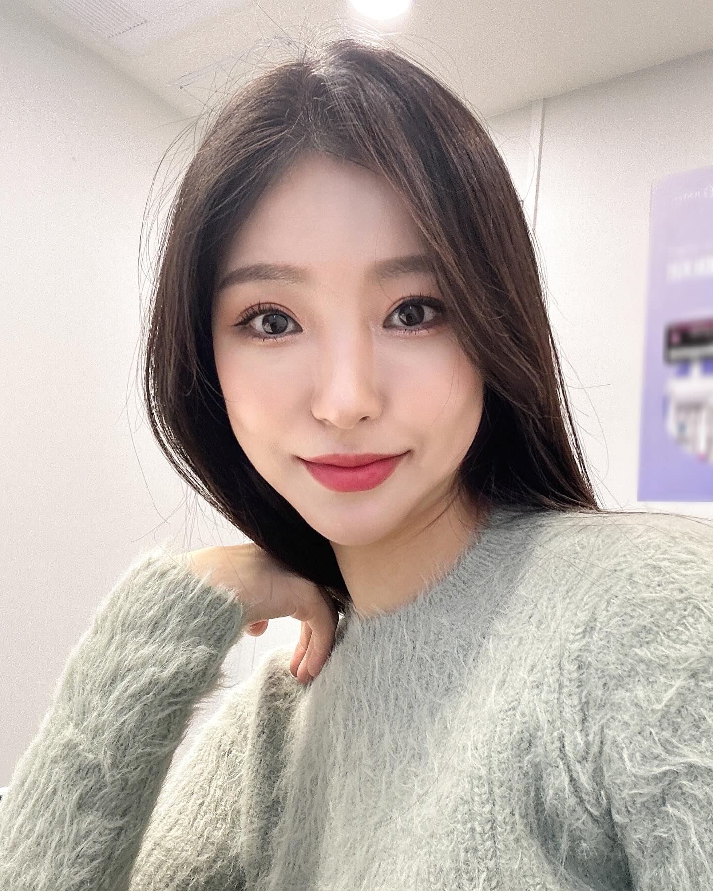 💆🏻 2024년 첫 관리day ✨
새해에도 자기관리 놓치지 않을거에요ㅎㅎㅎ ✨✨
오늘은 신논현에 위치한 #저스트성형외과 에서 #슈링크 리프팅 레이저 받고왔는데요, justplasticsurgery_
성형외과 전문의 원장님이 세 분이나 계셨는데 미적인 안목은 물론 해부학적 지식까지 해박하시니 더욱 믿음이 가더라고요 :)
저는 얼굴에 살이 많은편은 아니라 볼꺼짐이 걱정된다고 하니 원장님께서 턱선부분만 집중적으로 꼼꼼히 케어해주셨어요!
👨🏻⚕️ 그리고 표승범 원장님 너무나 친절하셔서 감동 🥹 꼼꼼히 봐주셔서 감사합니다 :)
2주 뒤 후기 다시 남겨볼게요!