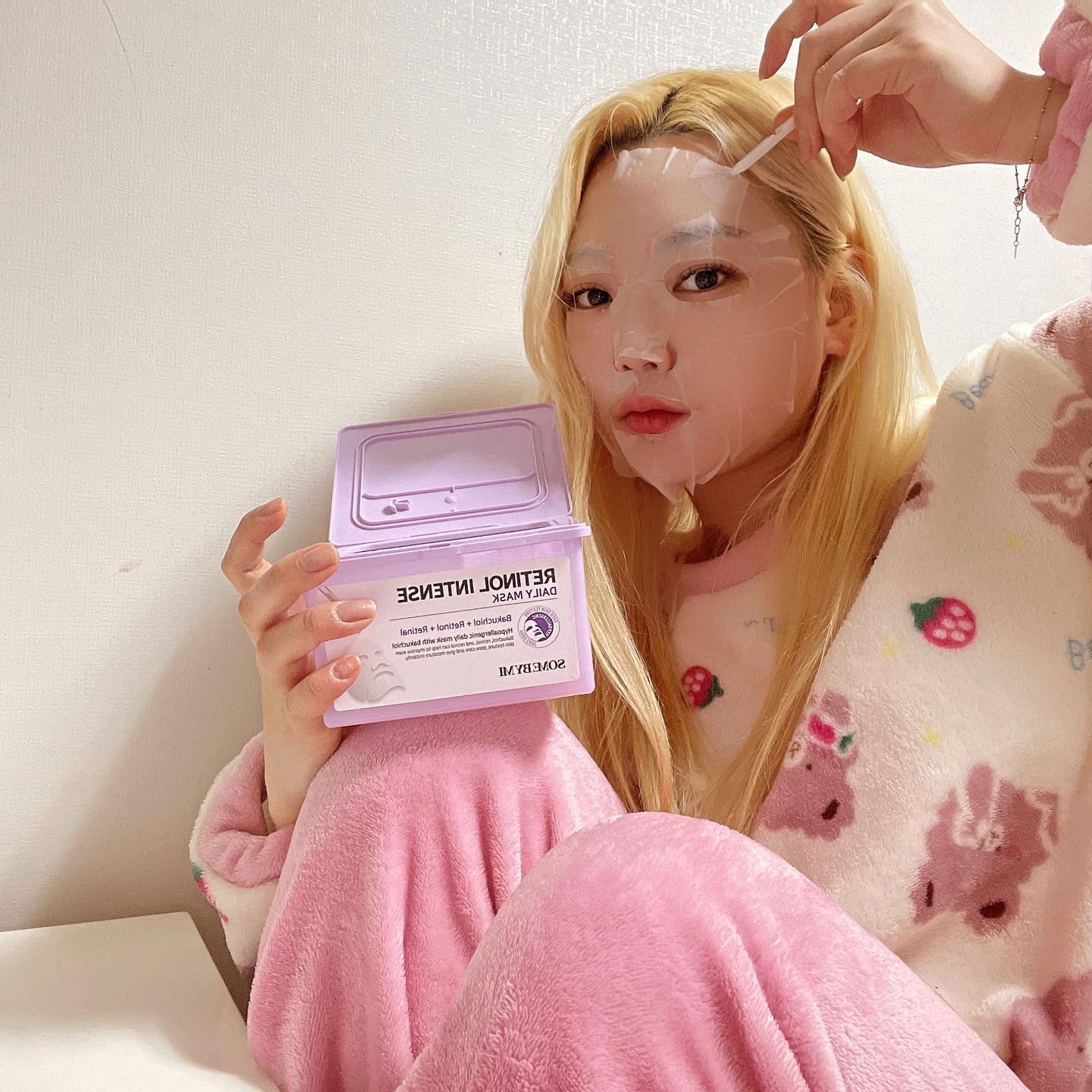 #협찬 #유료광고 

아는사람른 아는 피부뒤집어진지 일주일 차 ( ･ᴗ･̥̥̥) 
에만난 썸바이미의 마스크팩입니다 🤣

간편하게 물티슈마냥 뽑아쓰는 마스크팩은 처음인데 
1일1팩으로 너무 좋은구 같더라구오!!! 

마를걱정없이 앰플가득들어있는거 보이세요!?!! 
요즘 1일1팩으로 간편하게 쓰고 있는데 진짜 피부도 많이 
가라앉고 윤기도는거 보이시나요? ㅎ̆̈ㅎ̆̈ 

레티놀 성분이 메인으로 자리하고 있으며 진정케어성분인 ‘바쿠치올’함류로  처음입문하는 입문자도 부담없이 데일리로 사용하기 좋은 마스크팩이에요~ 

 프랑스EVE VEGAN인증과 생분해 인증을 완료한 마스크 시트와 
20가지 피부 걱정성분 무첨가로 민감 피부도 편안해주는 1일1팩 한전해보세요 💓

#협찬 #썸바이미 #somebymi #뽑아쓰는마스크팩 #데일리마스크 #레티놀마스크 #dailymask #veganmask #dailyskincare #glassskin #koreanskincare #kbeauty #glassskin #bakuchiol #skincareroutine