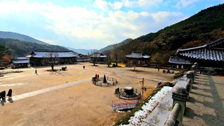 #모악산 #금산사 

#아이들과가볼만한곳
#백제 #후백제 #견훤
#걷기좋은절 #역사탐방

전 날 내린 #첫눈 덕에
#눈사람 

관람료무료
아래주차장무료
위주차장유료 5000원