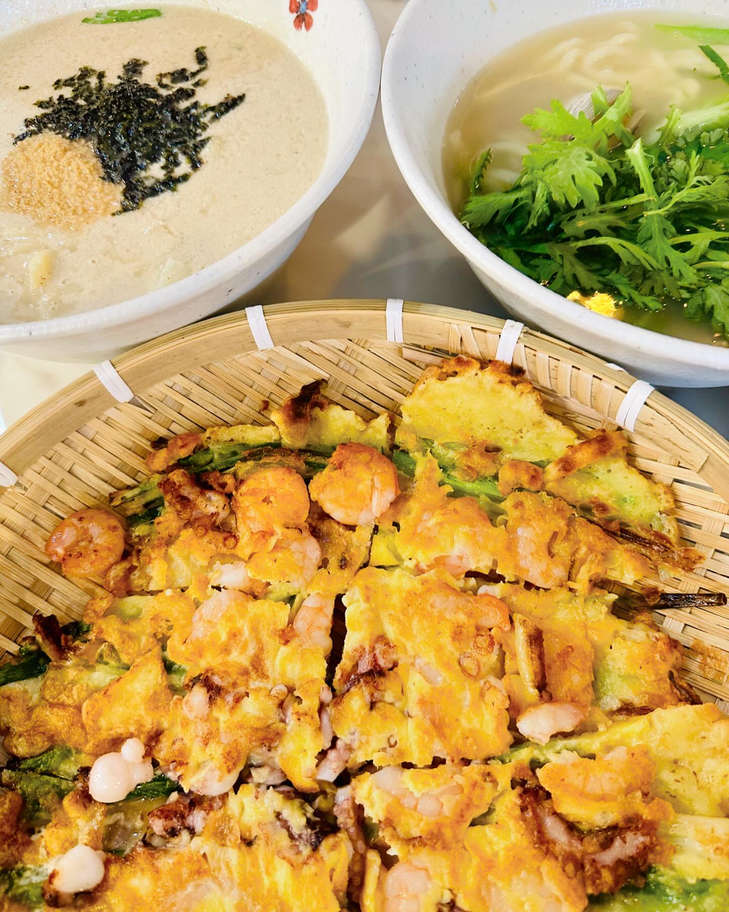 경주 칼국수맛집 황남칼국수 경주본점🍜
점심시간이 지났는데도 식당안에 많은 분들이 식사하고 계셔서 웨이팅 할뻔 😅 
찐‼️경주 황리단길 현지인맛집이네요! 
점심시간 오픈런 하세요🏃🏃‍♀️🏃‍♂️

신선한 해산물 가득가득한 해물파전 JMT👍
깔끔, 깊고 담백한 동죽조개칼국수인 황남칼국수
들깨 가득 고소한, 들깨칼국수💛
오늘의 점심 완벽하다 완벽해👌🏼👌🏼
✔️해물파전+막걸리 필수요❤️‍🔥❤️‍🔥

🍜황남칼국수 경주본점 hwangnam_kalguksu 
📍경북 경주시 봉황로 40-1 황남칼국수
🅿️식당옆 주차공간 O

#황남칼국수 #경주황리단길칼국수 #칼국수황리단길점심 #황리단길밥집 #경주황리단길점심 #황리단길현지인맛집 #경주맛집 #해물칼국수 #들깨칼국수 #해물파전 #경주여행 #경주핫플 #칼국수맛집