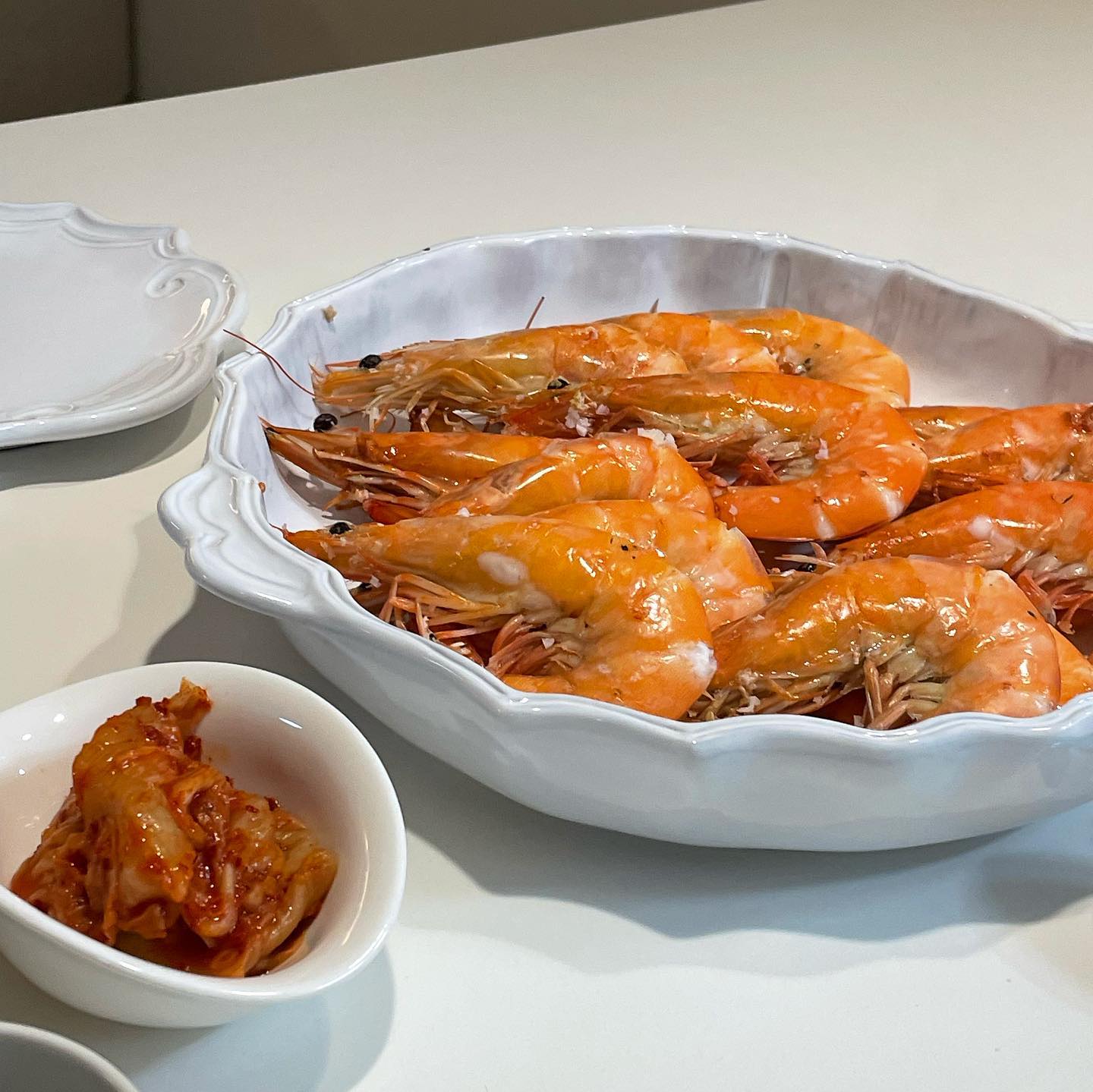 덕구네 저녁 🐥 연휴의 마무리는 가을 맞이 #대하구이 🦐 어머님께서 완전 실한 대하를 주셔서 소금구이 하고, 새우라면까지 끓여서 파티를 했어요 🤭👍 살이 완전 통통 쫀쫀한게, 제철 음식이 최고라는걸 다시금 느꼈답니다 🫶🏻