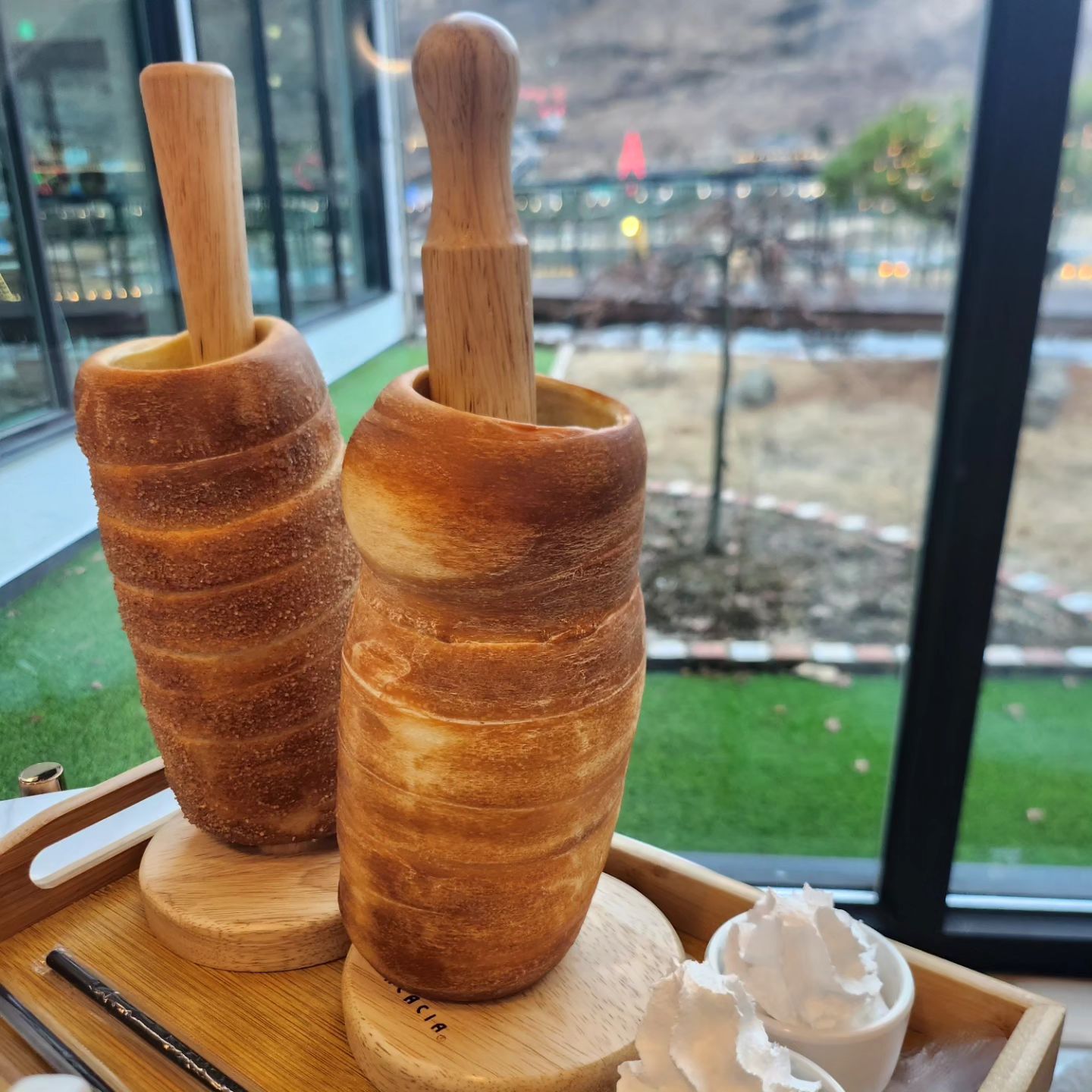 굴뚝빵 맛있네

친구추천으로가봄ㅎㅎ

사람 바글바글!!

밤에오면 더예쁠것같다

딸이 자주오자고 할정도로 빵이맛있음

#충북옥천대형카페 
#옥천대형카페 
#옥천두빛나래
#방아실 
#대전근교카페
#두빛나래카페
#굴뚝빵
#굴뚝빵맛집