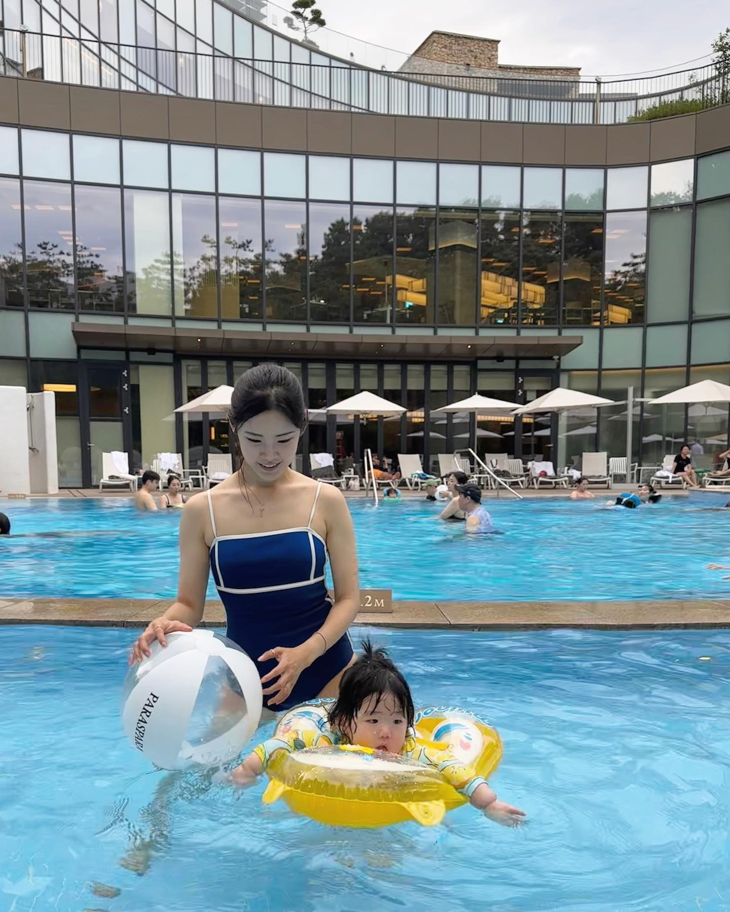 서울인데 서울 같지 않은 한적함.
지금 날씨에 좋은 온수풀이라 아기랑 호캉스하기 좋아요 🩵

#가족여행
#파라스파라 #휴가 #아기랑 #아기랑갈만한곳 #9개월아기랑 #엄마랑