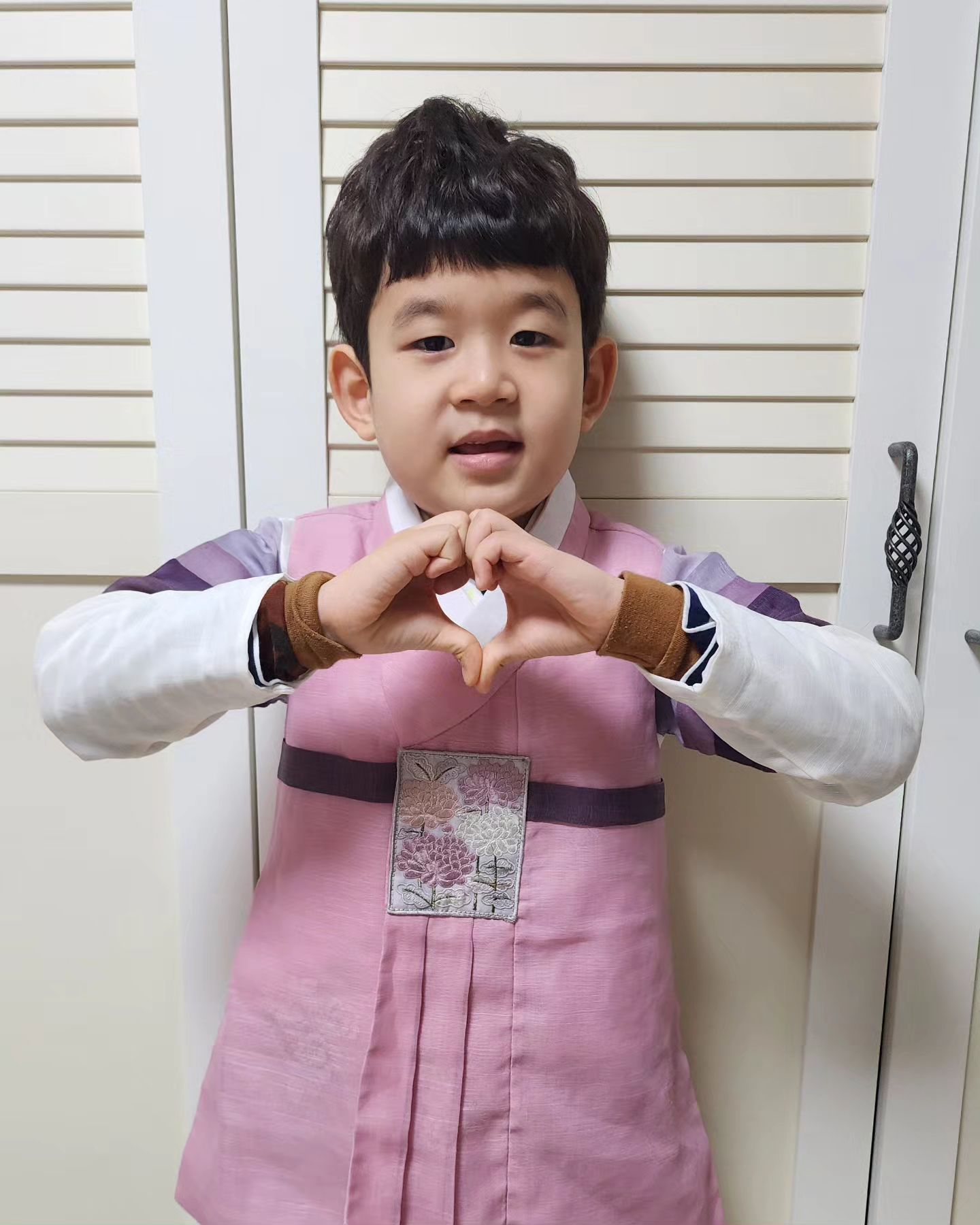 새해 복많이 받으세요 🙇‍♂️ 
#복많이받으세요 #건강하세요 #노트북물려받고신남😂 #건강하게잘크자 #아들스타그램 #애스타그램 #우주니그램 #육아일상 #육아소통 #맘스타그램 #도치맘 #주부스타그램 #일상스타그램 #데일리그램 #좋아요 #좋아요반사