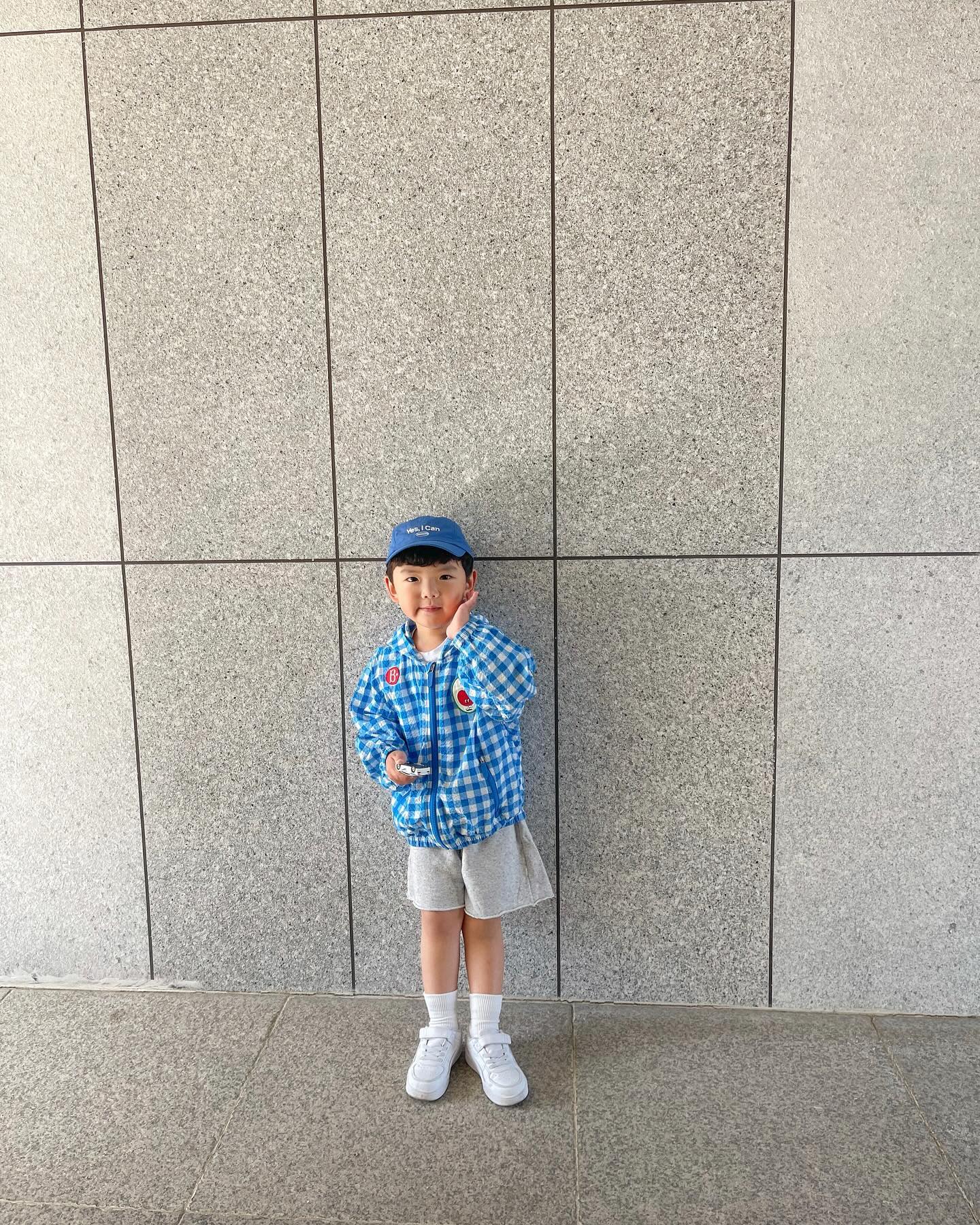 D+1380

오늘은 ʙʟᴜᴇʙᴏʏ_콩ᕕ( ᐛ )ᕗ💙

무채색 좋아하는 엄마지만
알록달록 색깔있는 옷도 잘 어울리는 핸썸뽀이~~

사진첩에 콩이사진으로 수두룩 했는데
동생 태어나고 사진 찍어줄 시간이 없어 넘 아쉬워요ㅠ0ㅠ
시간내서라도 울아들 이쁜모습 많이 담아둘게💙🤍

기럭지 길이가 길어지니 옷입힐맛 난다ෆ