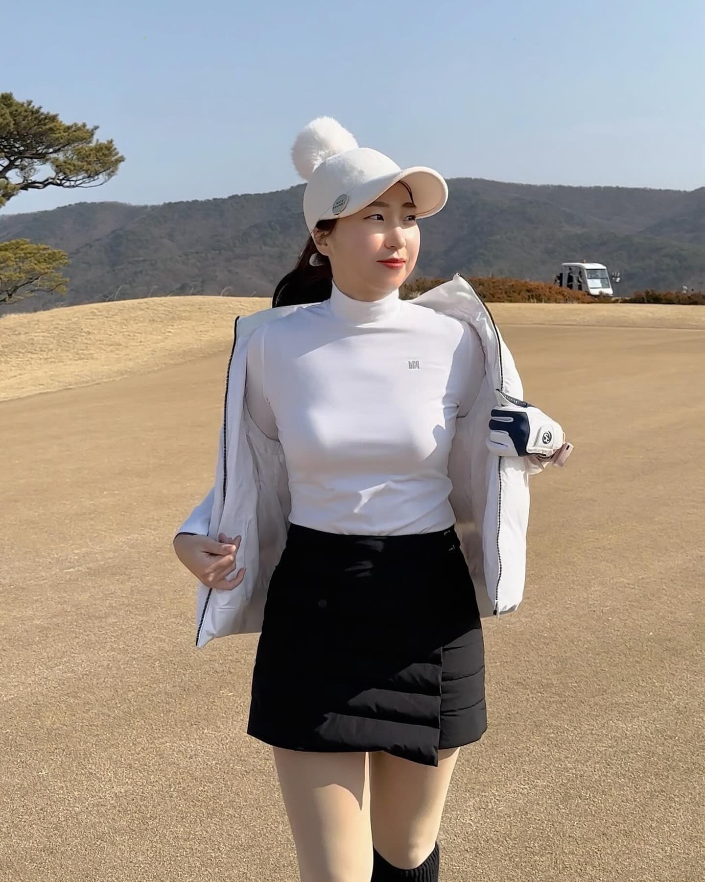 #협찬 지난 주말 날씨가 포근해서
두 달 만에 겨울 라운드 다녀왔어요⛳️

바람도 안 불고 기온이 영상으로 올라가서
2부 치기 딱 좋더라고요💕

홀릭앤플레이와 함께해서 더 따뜻했던 라운딩🏌🏻‍♀️
특히 스타일리시한 랩스커트 패딩 팬츠가
따뜻하고 편해서 너무 좋았어요🤍

겨울엔 홀릭앤플레이 하세요🫶🏻
official_holicnplay
