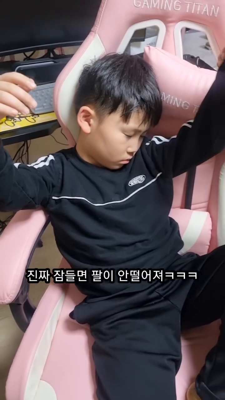 #잠들었는지확인하는방법 #진짜웃기다 #ㅋㅋㅋㅋㅋ #발은생각못했다ㅋㅋㅋㅋ #자는척하다걸림 

하준이한테 숙제 좀 하라 했더니,
자는척을 하고 있더라구요?🤣

서준이가 "형아!형아!" 흔들어 깨워도 
끄떡 안하길래
최후의 수단을 써봤습니다ㅋㅋㅋㅋㅋ

서준이가 옆에서 팔 하나 더 들고,
발까지 들어올리는 바람에
하준이의 잠 연기는 여기서 실패😂😂

엄마한테 큰웃음 줘서 고맙다ㅋㅋㅋㅋ