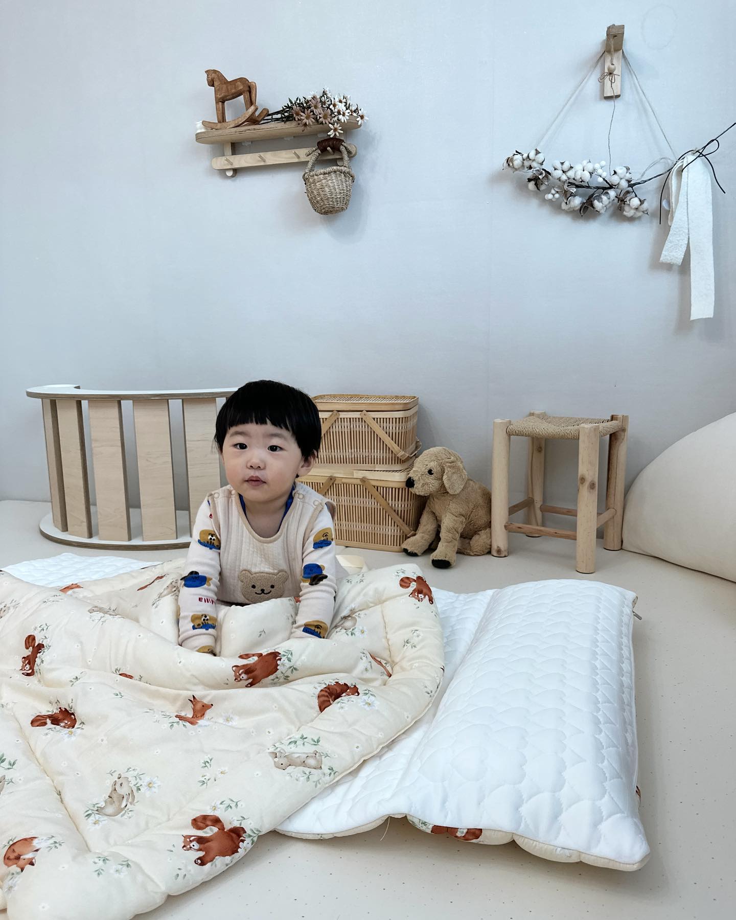 #협찬 #포몽드 

포몽드 낮잠이불의 뒷면은 듀라론 🩵
시원하고 부드러운 감촉이 자꾸 눕게 만드는 
소재에요 .ᐟ
하트하트 무늬가 낮잠이불을 더 폭신하게 
느껴지게 하네요 ︠♥

어린이집에서도 너무 두꺼운 낮잠이불은 지양한다던데 낮잠이불은 오래오래 사용하는 제품이다보니 한번 살 때 제대로 사야하는거 같아요 、

두께도 적당해 신생아부터 사용가능해요 ᰔ

모달도 듀라론도 양면으로 너무 잘 활용할 
포몽드 낮잠이불 
사계절 낮잠이불로 완전 추천 추천 .ᐟ

formongde_home #포몽드 #포몽드낮잠이불
#아기이불 #유아이불 #사계절이불 #낮잠이불추천  #어린이집입소준비물 #어린이집준비물 #유치원준비물 #아기가있는집