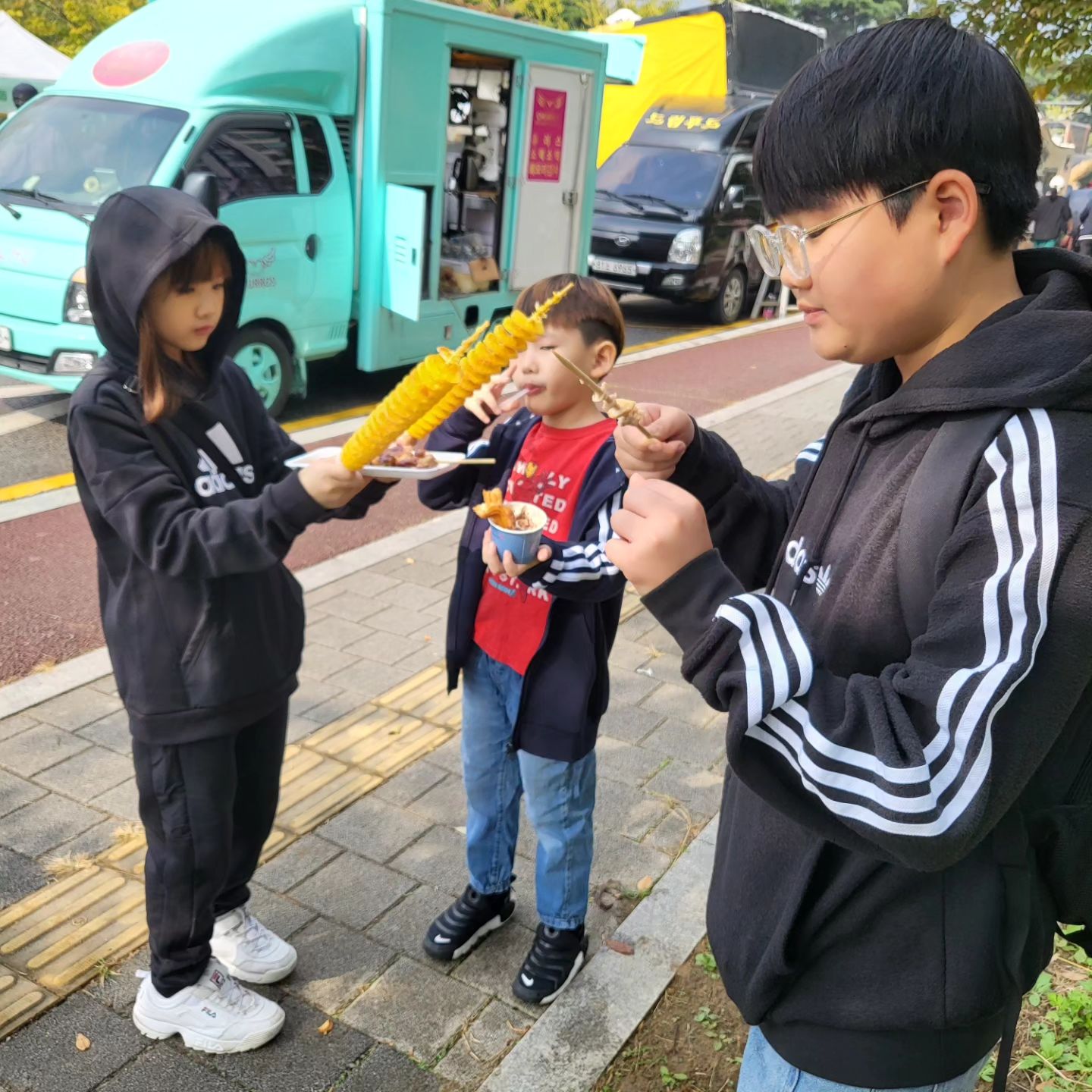 며칠전 아파트근처에서 
#낙섬축제 를 했어요~

집에서 뒹글둥글 하는 아이들하고 나갔다가..

뭐 이리 먹고잎은게 많은지..ㅋㅋ
다른거 구경하나도 안하고 

지갑만 털리고 왔다네요 ㅡㅡ;;;