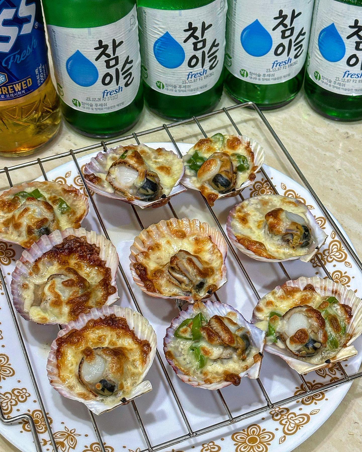 #협찬
#완도네총각네수산물 
seagood_food 

가리비 좋아하는 울집 식구들!!
싱싱하기로 유명한 완도네서 감사하게 보내주셨다🙇🏻‍♀️💗
(완도네는 아이넷 키우시는 대표님이 자식에게 줄 수 있는 좋은 제품만 판다고 대문만하게 쓰여있어서 더 믿음이 간다!)

반은 가리비술찜, 반은 치즈구이 해먹었는데
술찜 레시피 검색했더니 뭐 별거 없이 다 비슷비슷 하길래…?

버터에 마늘+다진마늘 볶다가 가리비넣고 볶아주고
소주 (얼만큼 넣을지 몰라서 걍 콸콸…!) 넣고 뚜껑닫고 팔팔끓였당
청양고추는 나중어 팍팍 넣어줌!

근데 이거 왤케 맛있지?ㅎ?!
소주가 술술 들어간다..🤪🤪

한판 해먹고 치즈구이 요리 들어갔는데!
치즈구이 하려면 가리비 뚜껑을 열어야해서 (힘이 너무좋아서 그냥은 절대로 안떨어짐…왕 싱싱….)
살짝 데쳐서 뚜껑 따서 반은 고추+치즈 반은 치즈만!
오븐에 한 5-7분?? 구웠더니… 개맛도리자나….
나 요리왕 된 날..😋💗 아빠랑 소주를 네병마셨다…

가격은 1키로에 5500원.. 가격 실화냐….?🫢
우린 식사가 아니라 안주로 먹었는데 아빠랑 둘이 맛나게 먹고 
엄마언니 저녁간식으로 치즈구이 몇개 빼놓고.. 
2키로로 네식구 먹은게 약간 말이 안되는것 같은데
우린 넘 잘먹었당 🤣🤣💕💕💕💕

평일 낮 11시 이전 결제 시  당일출고되어 바로 다음날 도착하는 가리비!!

캠핑가거나 집에서 뭔가 요리하고싶을때, 특별한날, 새로운 음식이 땡길때!! 해감할 필요도 없는 깨끗하고 실하고 저렴한 국산 통영 가리비 강력 추천합니데이~~!!!!

구매링크 아래에! 캡쳐해서 주소복사 후 들어가시면 열려유~!

https://m.smartstore.naver.com/wando1/products/8636957568

#바다좋은#완도총각네수산물#통영가리비#가리비찜#가리비구이#캠핑용가리비#가리비요리#가리비손질#가리비해감 #캠핑요리추천 #캠핑요리 #가리비치즈구이 #가리비술찜 #홍가리비술찜
