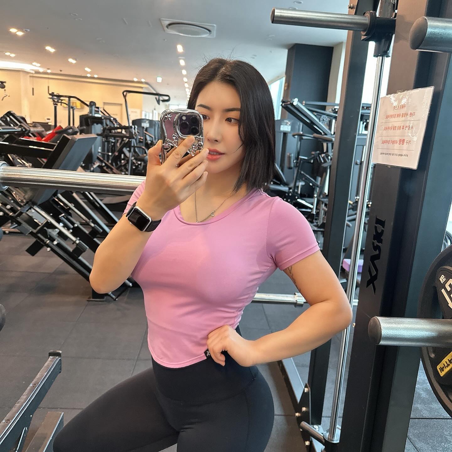 땀은 열심히 한 훈장임😤

오늘 운동하다가 거울보고 못생겨서 깜짝 놀랐잖어
물론 화장을 좀 대충하긴 했지만

아,,,이래서 퍼스널컬러가 중요하다 하는구나
피부 누래보이고 혈색 안 좋아보이고 ^^

근데 다이어트 하면 상관 없어지는 거 알아요?
그냥 몸에 다 가리거든 몸부터 보이니까

고로 다이어트 해야한다구 😉