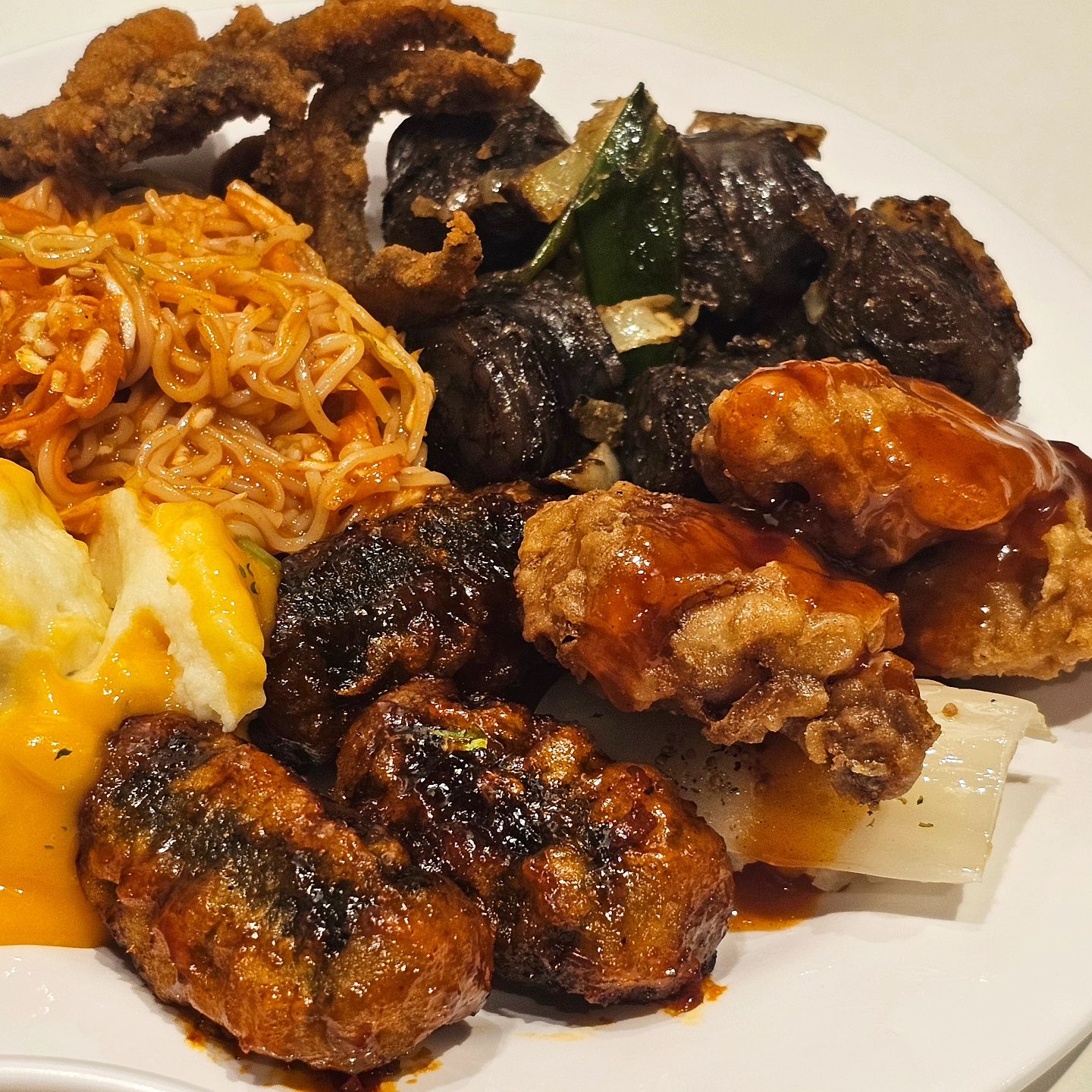 #김줴스타그램#김줴일지

오늘 아침 일찍부터 서둘러 나온 나
애둘 어찌 저찌보내고
살아 생전 처음으로 해본 식당 오픈런
랜덤박스 마감이고 밥이라도 먹고온 애슐리
3시간~4시간 기다리고 밥먹었지만
그래도 맛있었다
담에 식구들하고  또가야지 했다구요~
안뽑아주니 내가 사먹는다ㅋㅋ

스시 부터 즉석요리
아시안 음식코너
그릴음식 탕.죽
한식코너 파스타.피자
웨스턴음식 딸기디져트코너
멍게비빔밥.홍합탕
바로바로 조리해주는 음식까지
대만족쿠~!!!

애슐리 보고있냐 
이정도믄 나 뽑아줘야된다ㅋㅋㅋㅋ

애슐리야 식사권을 부탁해🙏🏻🙏🏻

물론 안줘도 난 또 갈꺼임
애슐리 궈신들 성시 같은 분들 계심ㅋㅋ
잘먹었다~

your_ashley

#애슐리퀸즈의정부점#의정부역맛집
#애슐리퀸즈신세계백화점의정븐점
#애슐리의정부#의정부맘#경기도아이와