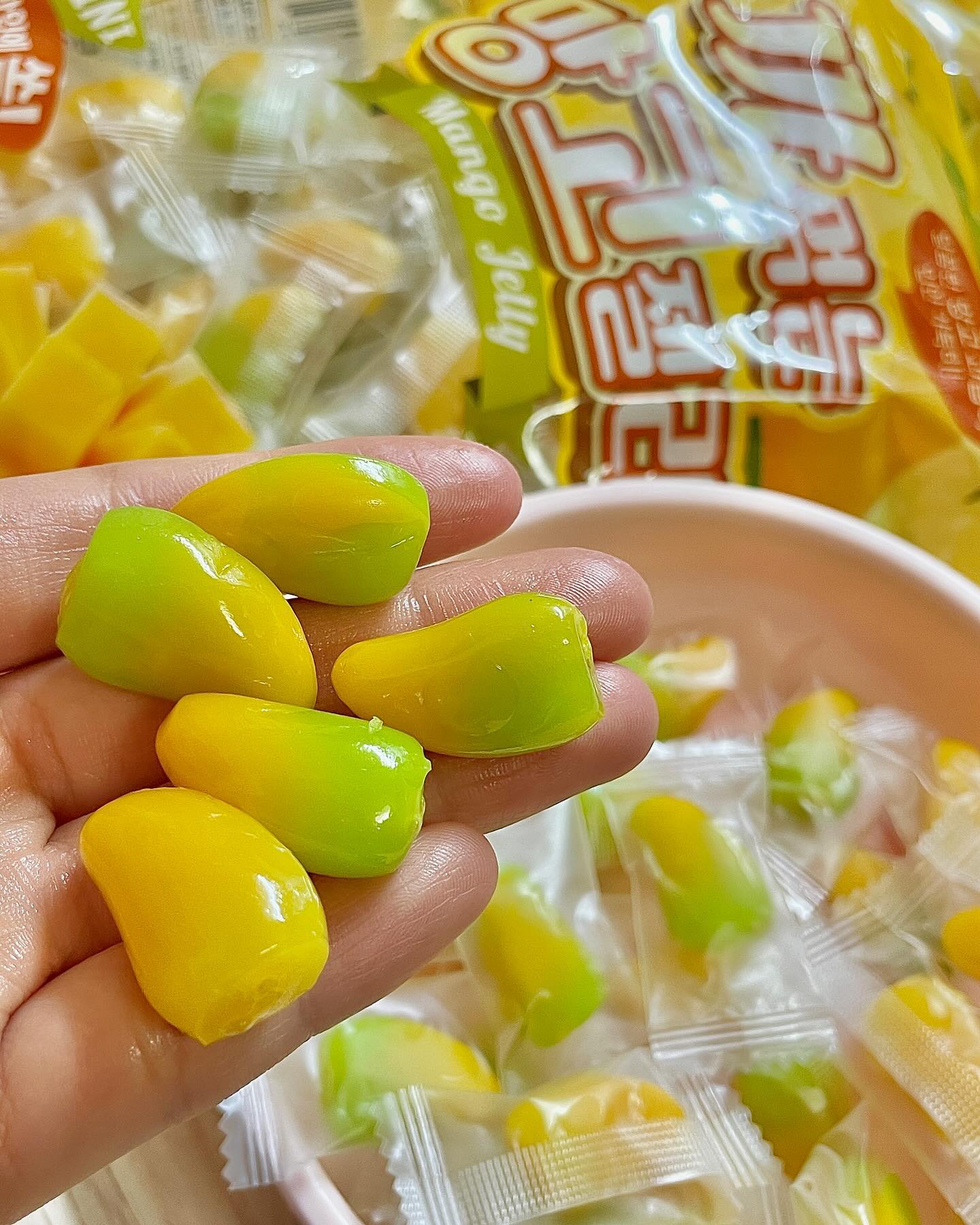 #협찬 #까먹는망고젤리 #젤리 
인스타 알고리즘을 정복한 젤리?🥭

너무 귀여운 망고 모양 젤리🫢
껍질부터 속까지 젤리의 과즙을 
차곡차곡 겹겹이 감싸고 있어
쫄깃 쫄깃하고 달달한게 맛있답니다😍

젤리 1개씩 개별포장 되어있어 
회사에서 하나씩 당 충전하거나 
학교나 단체 모임에 가져가서 
친구들이랑 나눠먹기도 좋아요🎁

젤리 속 망고 과즙으로 망고 본연을
맛을 즐길 수 있어서 망고 자체를 
좋아하는 사람들은 강추입니다😋

📌까먹는 망고 젤리 Check List📌
- 지퍼백 대용량 패키지
- 차갑게 얼려먹으면 존맛탱구리🧊
- 안 까먹어도 물론 가능👌🏻

대용량이라서 쟁겨두고 
얼먹하고, 까먹하고, 째로 먹고
지인들 나눠줘도 넉넉하네요😚
•
•
•
#까먹는망고젤리후기 #까먹는망고젤리🥭 
#까먹는망고젤리파는곳 #망고젤리 #망고젤리🍋 
#망고맛 #젤리 #젤리추천 #젤리맛집 #과일젤리