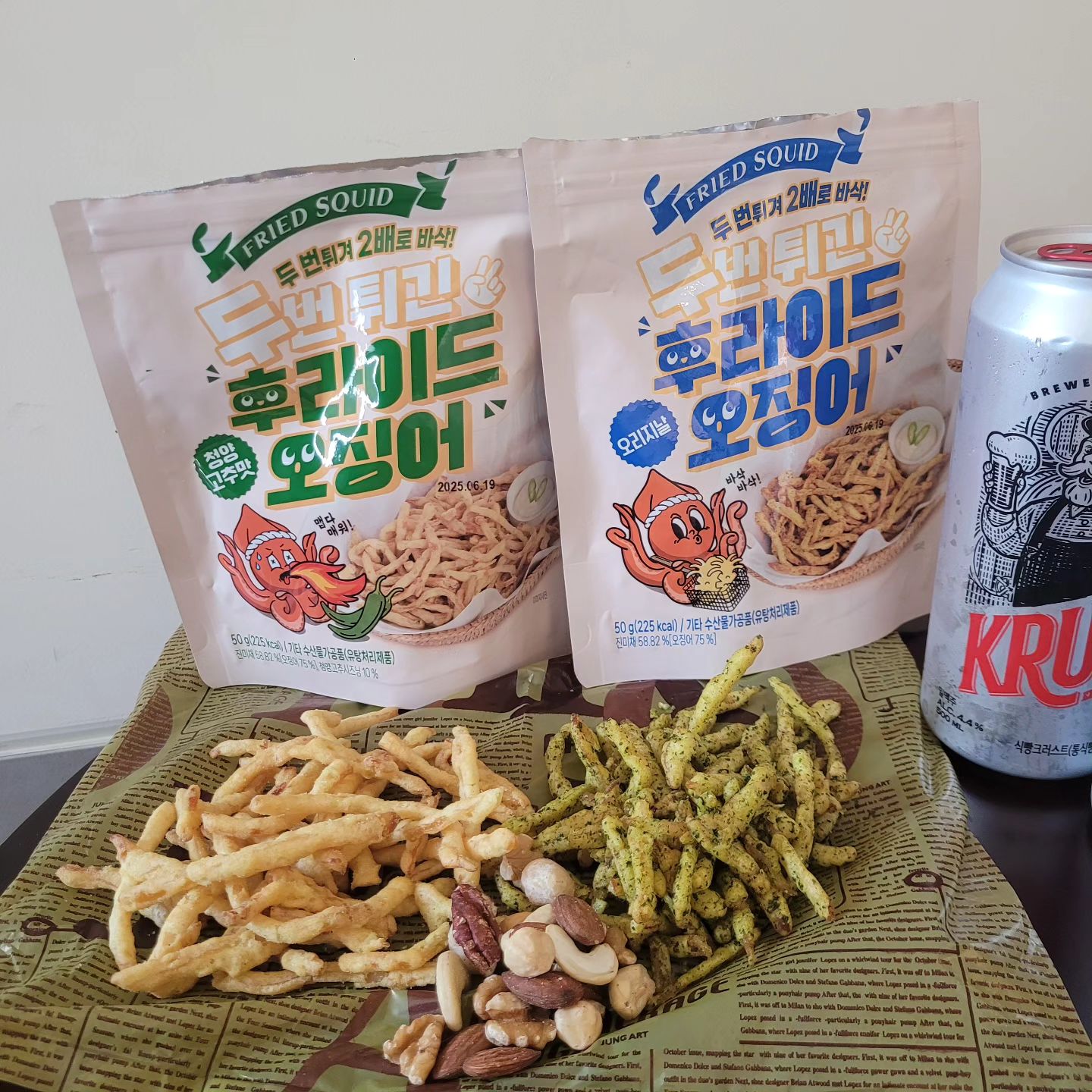 #협찬
이번 여행에서 너무 맛있다고 다들 난리난 맥주안주 후라이드 오징어!!!!!
많이 짜지 않고 바삭한데 쫄깃쫄깃 느므 맛있었어요
스탠딩 지퍼백이라 다 먹지 않아도 보관이 용이하지만
저희는 싹다 먹었지요~~
오리지널 맛도 맛있고 특히 청양고추맛은 다른 후라이드오징어에선 찾아볼 수 없는데 느끼할 수도 있는 튀김을 청양고추가 맛과 식감 모두 사로잡았지용 ㅎㅎ 
맵찔이도 먹을 수 있는 맛이라 너무 걱정 안해도 됩니다 ㅎㅎ
칠리,마요네즈 등등 어떤 소스와도 잘어울려요
매콤하고 고소해서 술이 술술~~

https://www.coupang.com/vp/products/8181889165?vendorItemId=90712832778&isAddedCart=

___yeon_du

#후라이드오징어 #오징어후라이드 #오징
어튀김 #진미채튀김 #후라이드오징어 #진미채튀김 #오징어튀김 #맥주안주추천 #연두 #오징어#택배의여왕