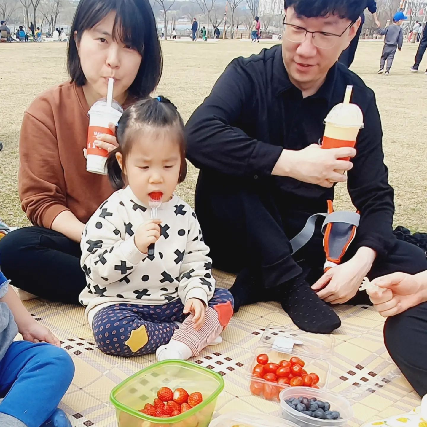 #소띠아가 
#1176일
#38개월21일

불태워따
#왕송호수공원 #일산칼국수의왕점 #철도박물관

kwakvely85 my_fox_cub + 유주유담이네
조동인연 오래가는 듯 ㅋㅋㅋㅋ
사진엔 없지만 헤어지고 나서 웨건 쇼핑까지.............
몸이 뽀사질 듯
근데 날이 좋아 안나갈 수 없는 날씨였음
내일 또 추워진다고 함....날씨 뭔일이여.....

오늘의 만남에서 제일 뿌듯했던건 몇년전에(무려 박승아 탄생 전) 샀던 #파크론돗자리
ㅋㅋㅋㅋㅋㅋㅋㅋㅋㅋㅋㅋ 사이즈 대빵크고 쿠션도 어느정도 있어서 4가족 앉아있기에도 넉넉해서 다들 호평이었다. 다들 어디꺼냐고 사도싶다고 ㅋㅋㅋㅋ
공구라도 해야하나 ㅋㅋㅋㅋㅋㅋㅋ